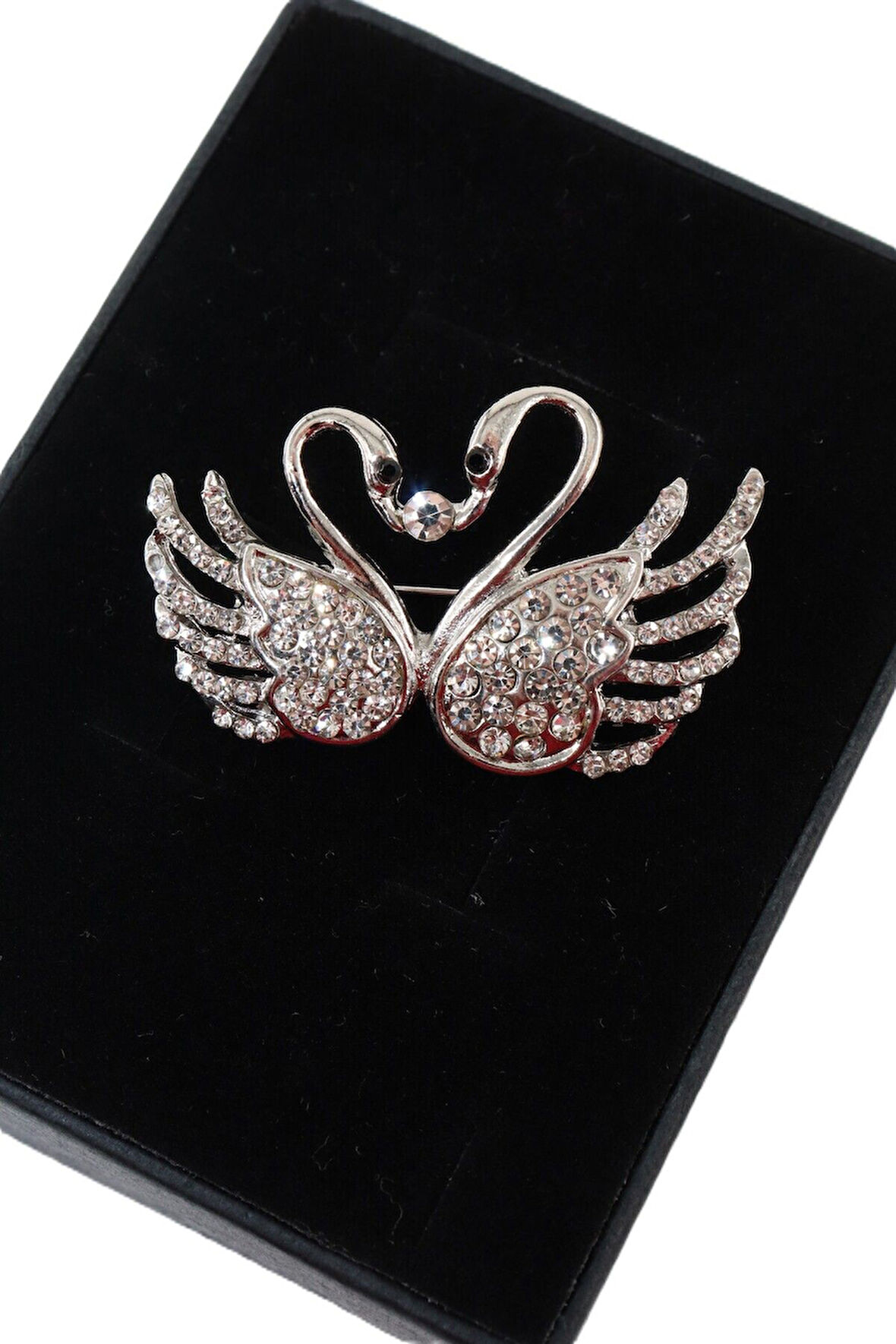 Çift kuğulu kalp broş. Yaka iğnesi kuğu broş. Taşlı kalp kuğu broş. Kadın broş. Kuğu broş. Kalp broş