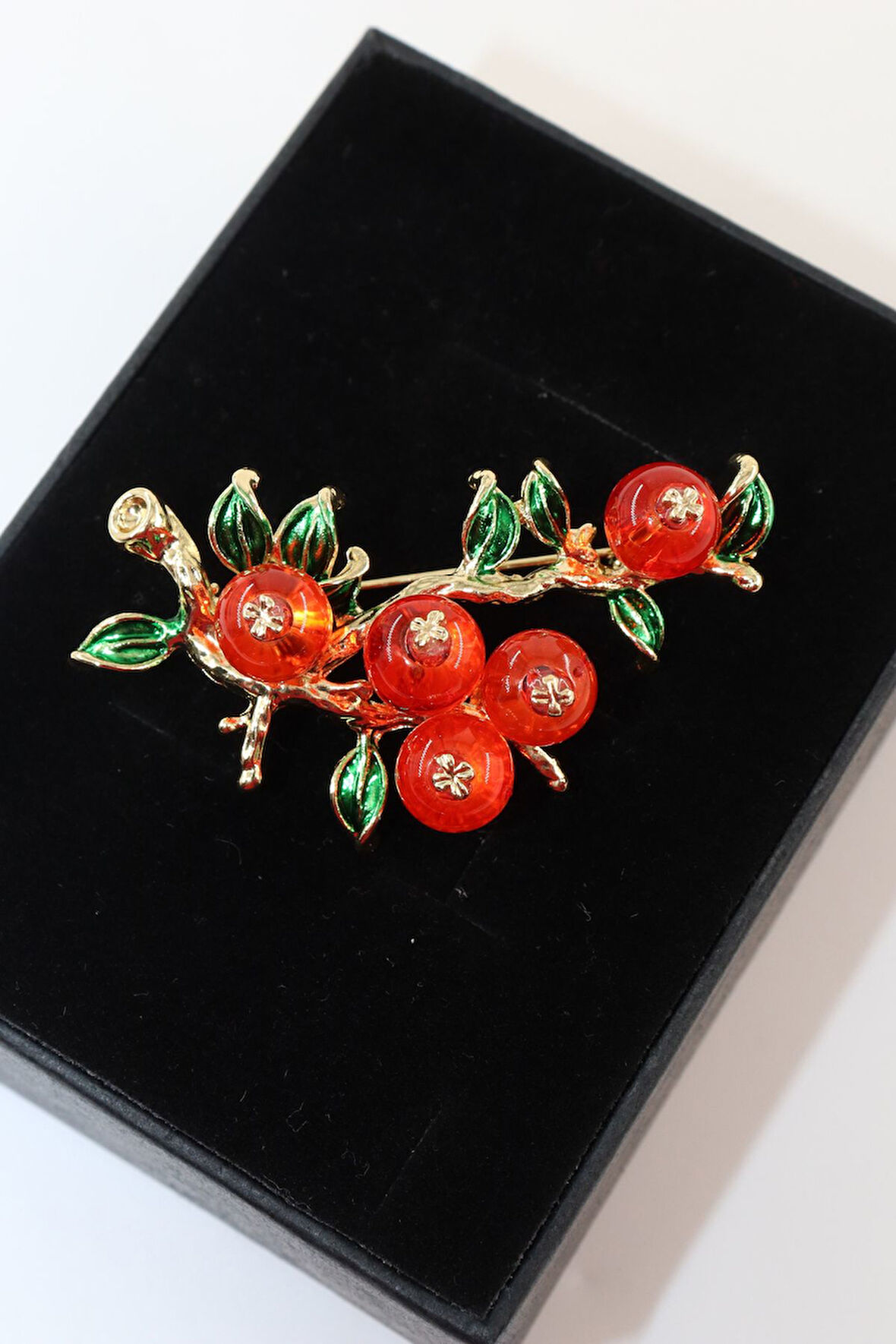 Cennet hurması broş. Yaka iğnesi cennet hurması broş. Tasarım cennet hurması broş. Kadın broş.