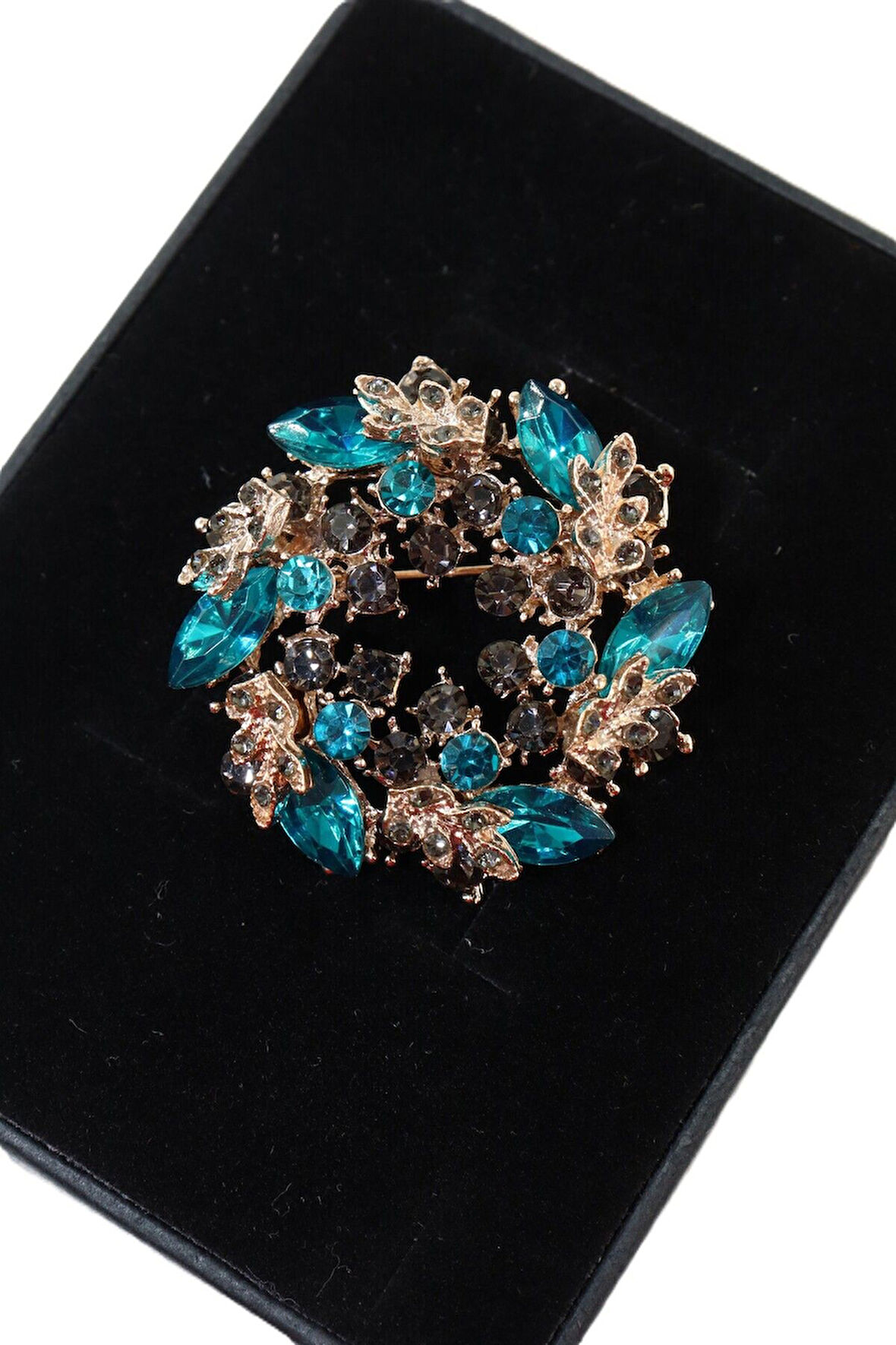 Turkuaz pırlanta broş. Yaka iğnesi pırlanta broş, Taşlı tasarım broş. Kadın broş. Pırlanta broş.