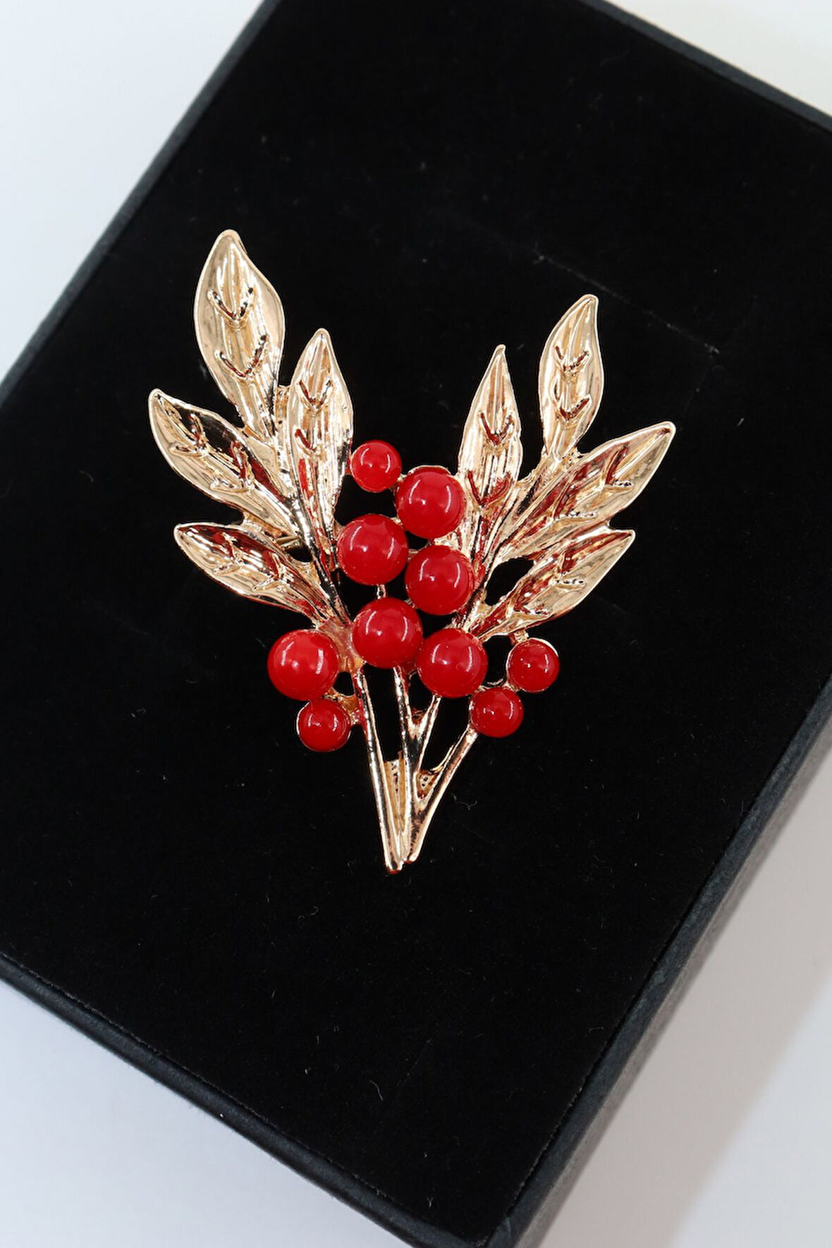 Kızılcık meyvesi broş. Yaka iğnesi kızılcık broş, Tasarım kızılcık broş. Kadın broş. Kızılcık broş.