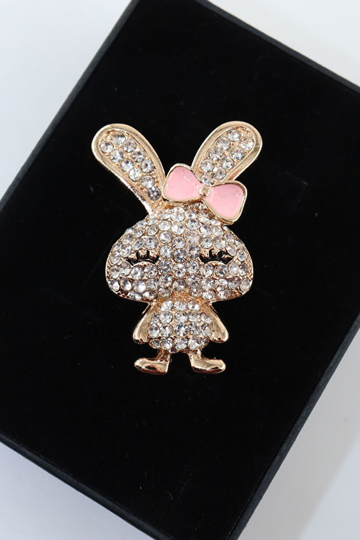 Sevimli Tavşan Kız broş. Yaka iğnesi tavşan kız broş, Taşlı tavşan broş. Kadın broş. Tavşan broş.