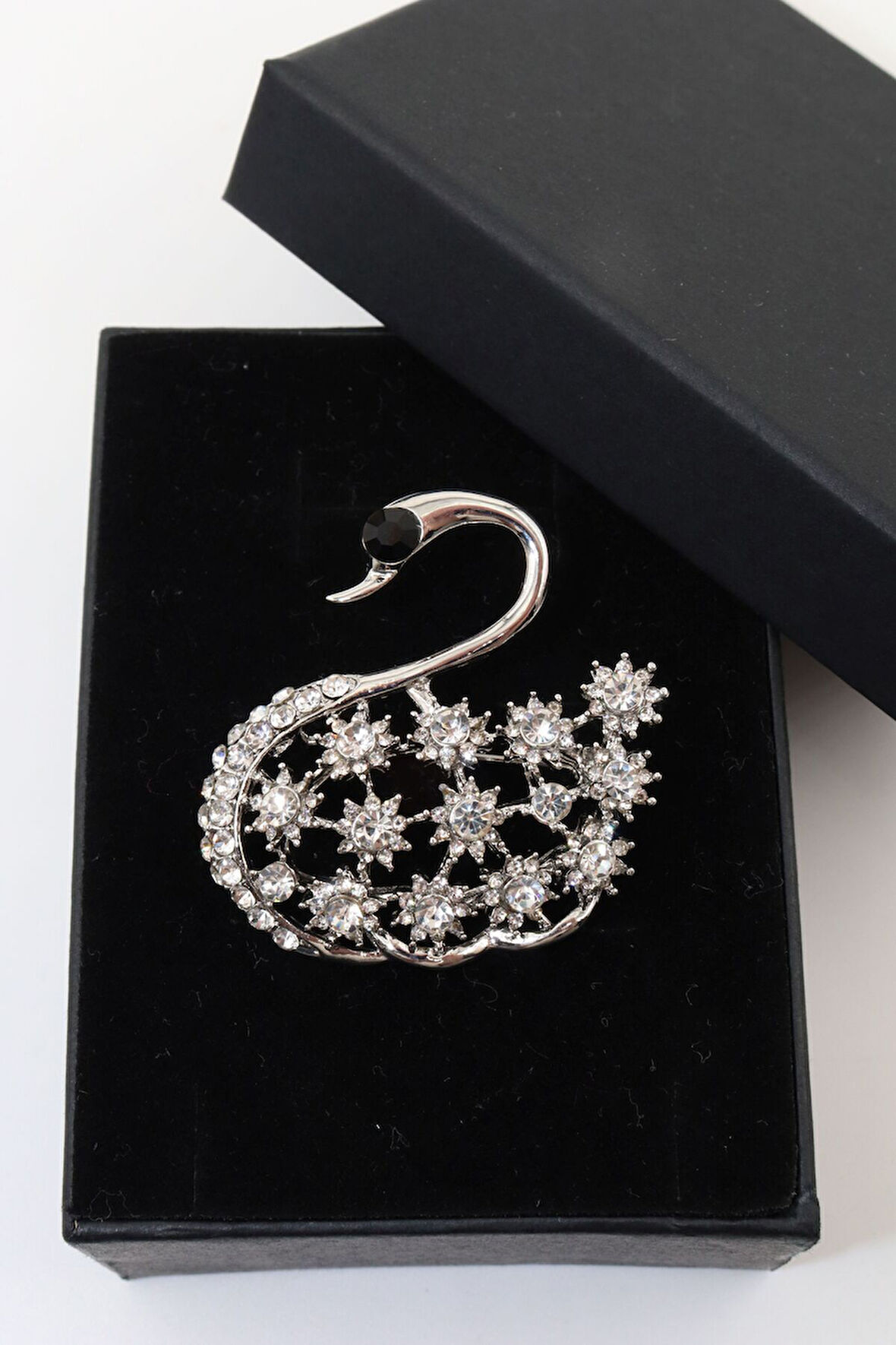 Gümüş renk. Kuğu broş. Yaka iğnesi broş. Taşlı tasarım broş. Kadın broş. Broş.