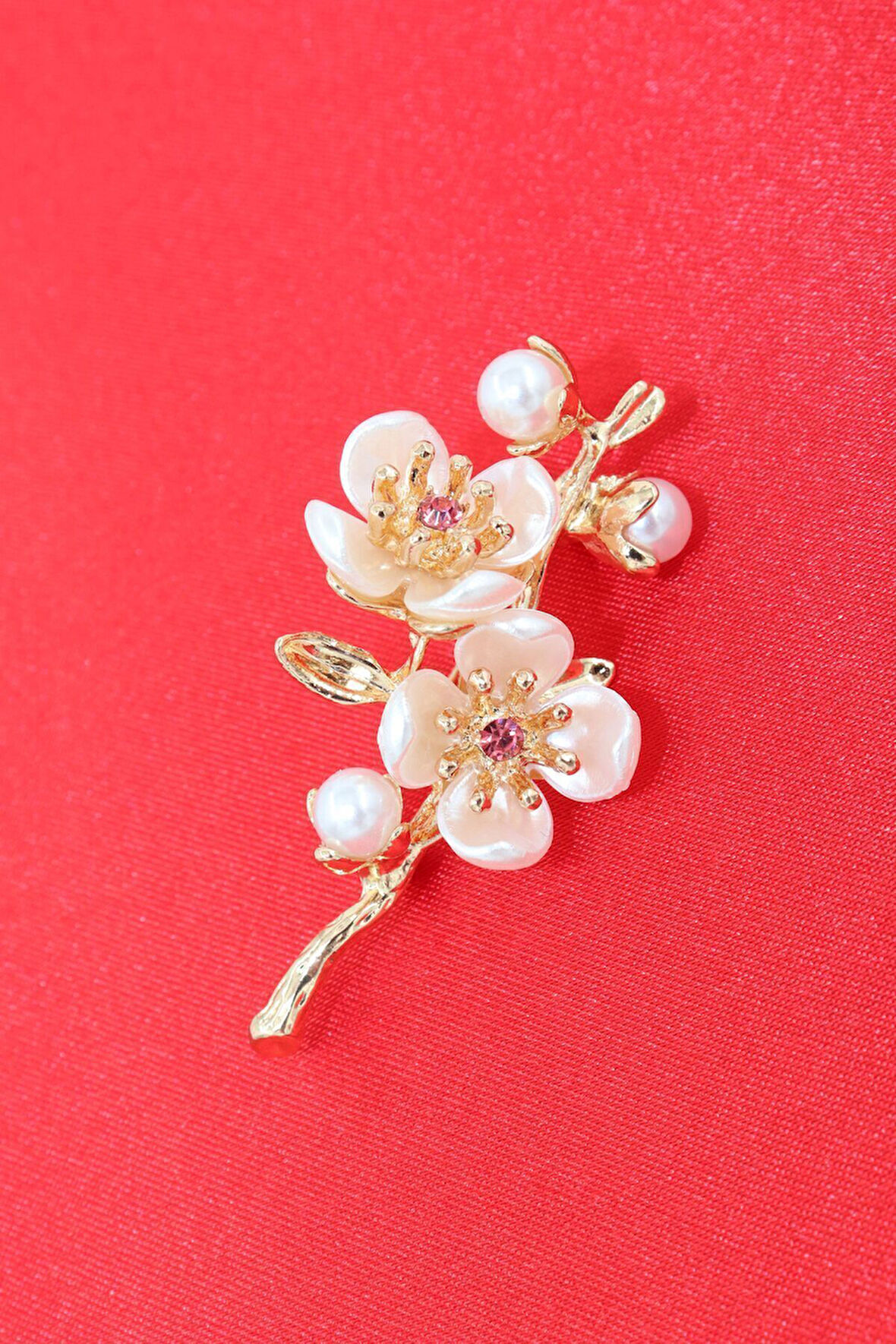 Erik Çiçeği Broş. Yaka Iğnesi Broş. Taşlı Tasarım Incili Erik Çiçeği Broş. Kadın Broş. Broş.