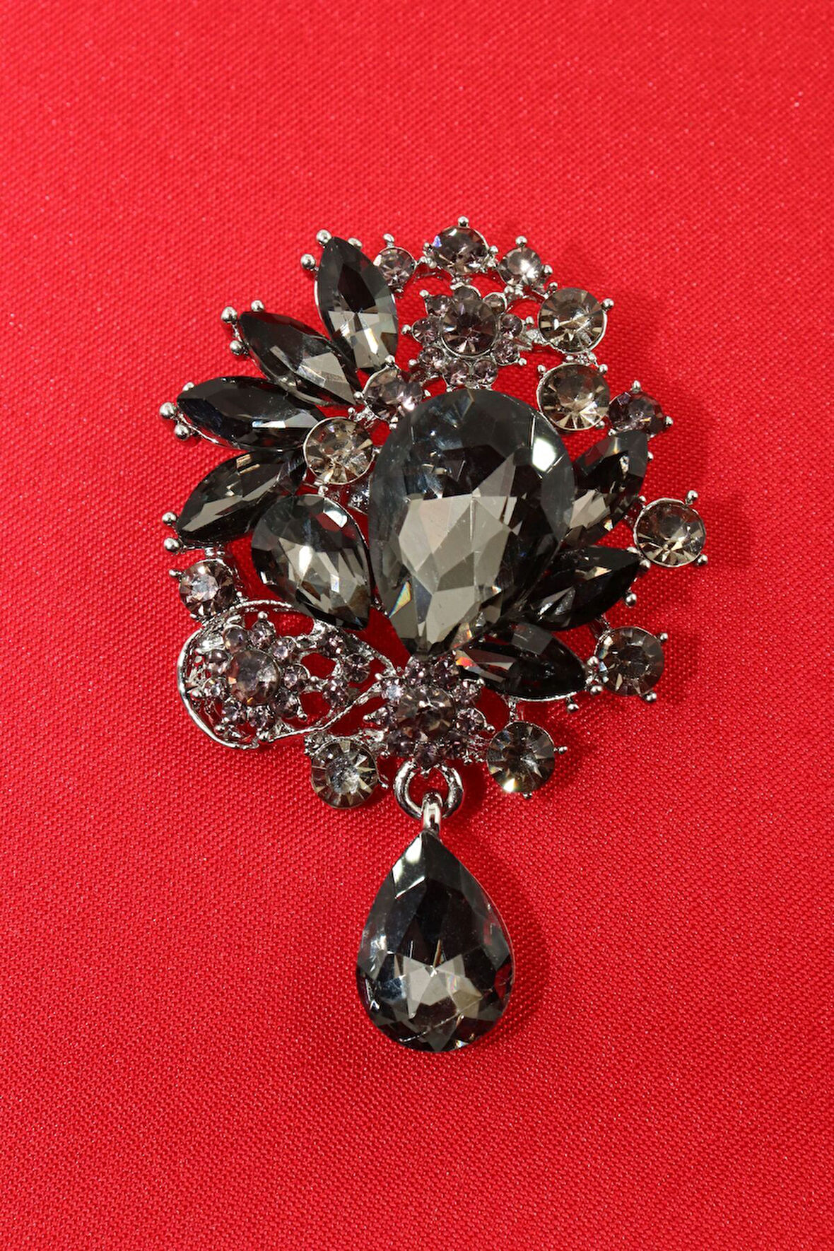 Gözyaşı broş. Taşlı tasarım broş, elmas gözyaşı broş. Yaka iğnesi broş. Kadın broş. Broş.