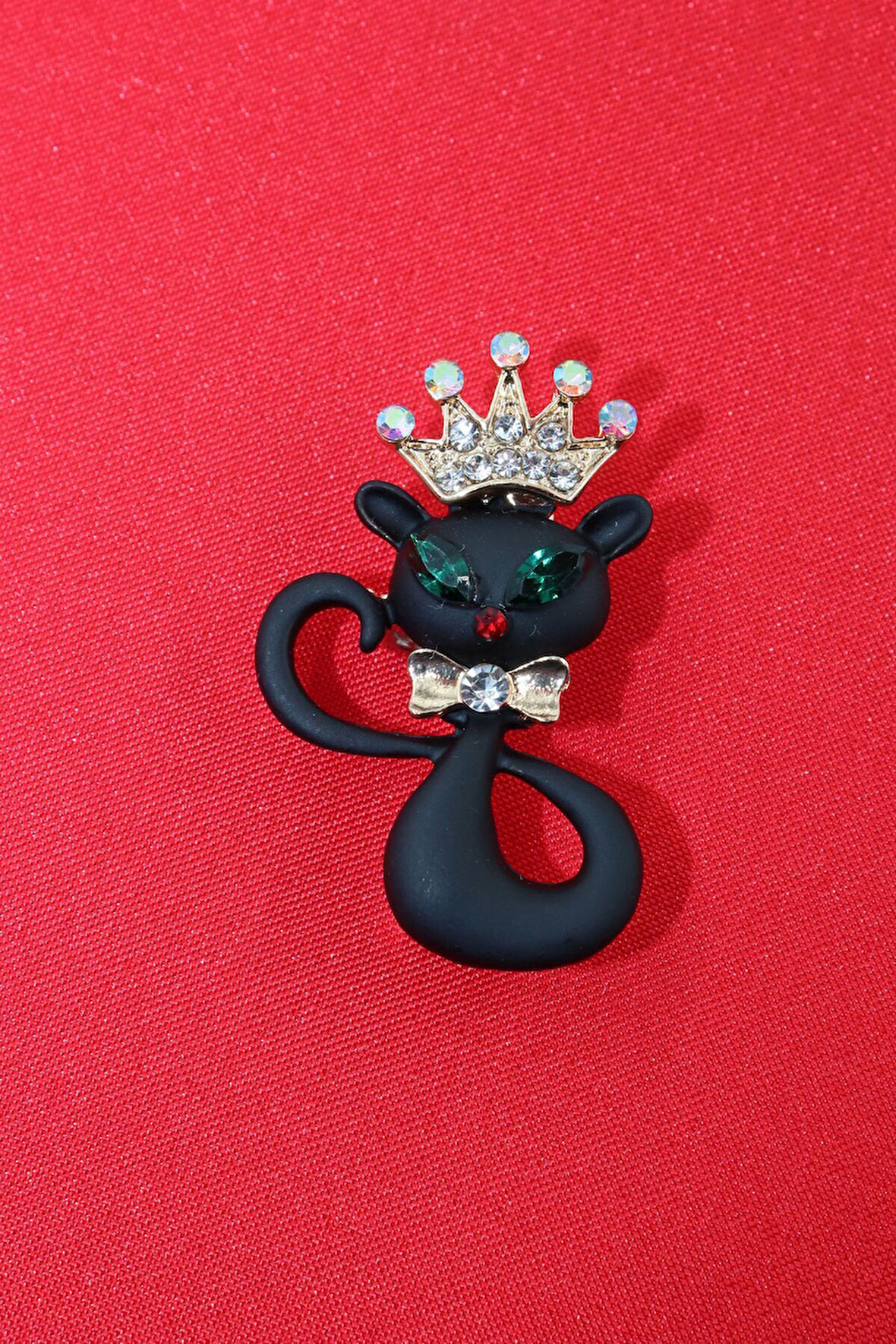 Kedi Broş. Kristal taşlı kedi broş. Taşlı tasarım broş. Yaka iğnesi broş. Kadın broş. Broş.