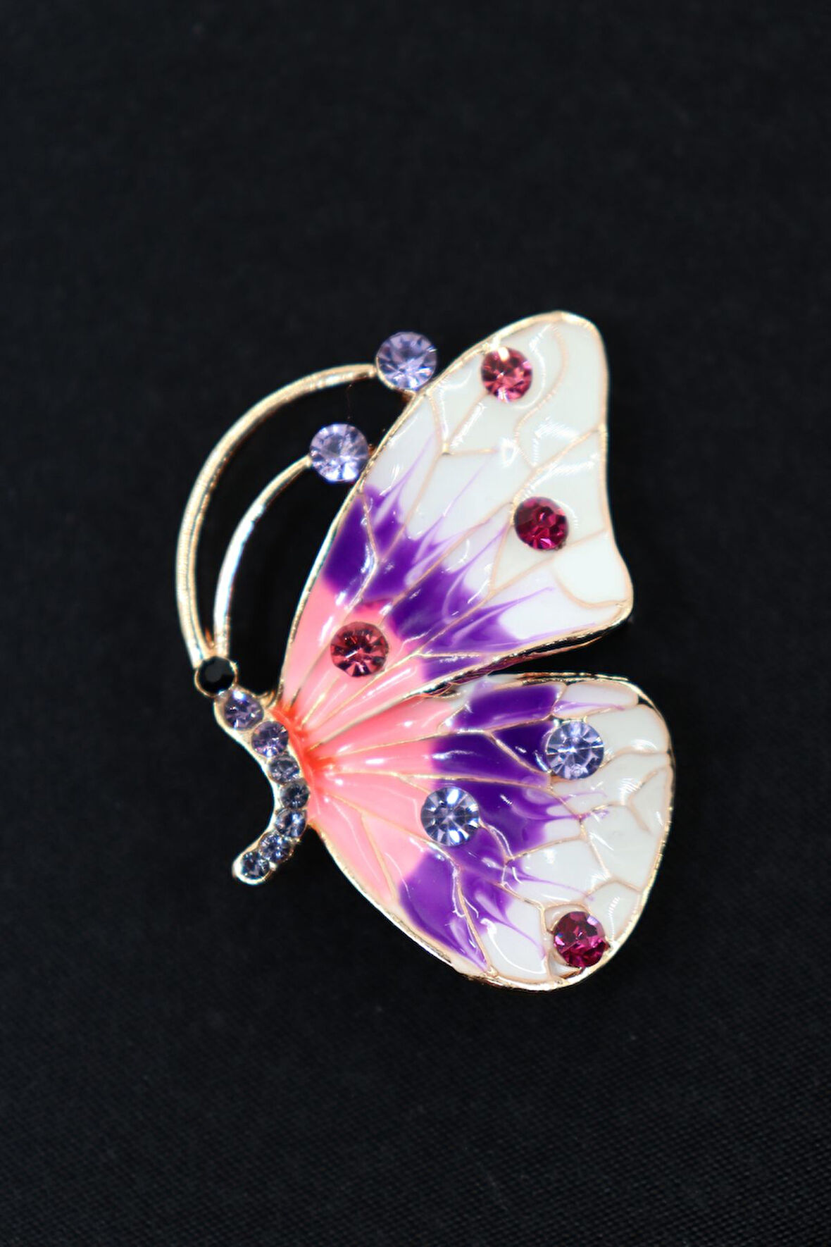 Kelebek broş. Kristal taşlı tasarım kelebek broş. Yaka iğnesi broş. Kadın broş. Broş.