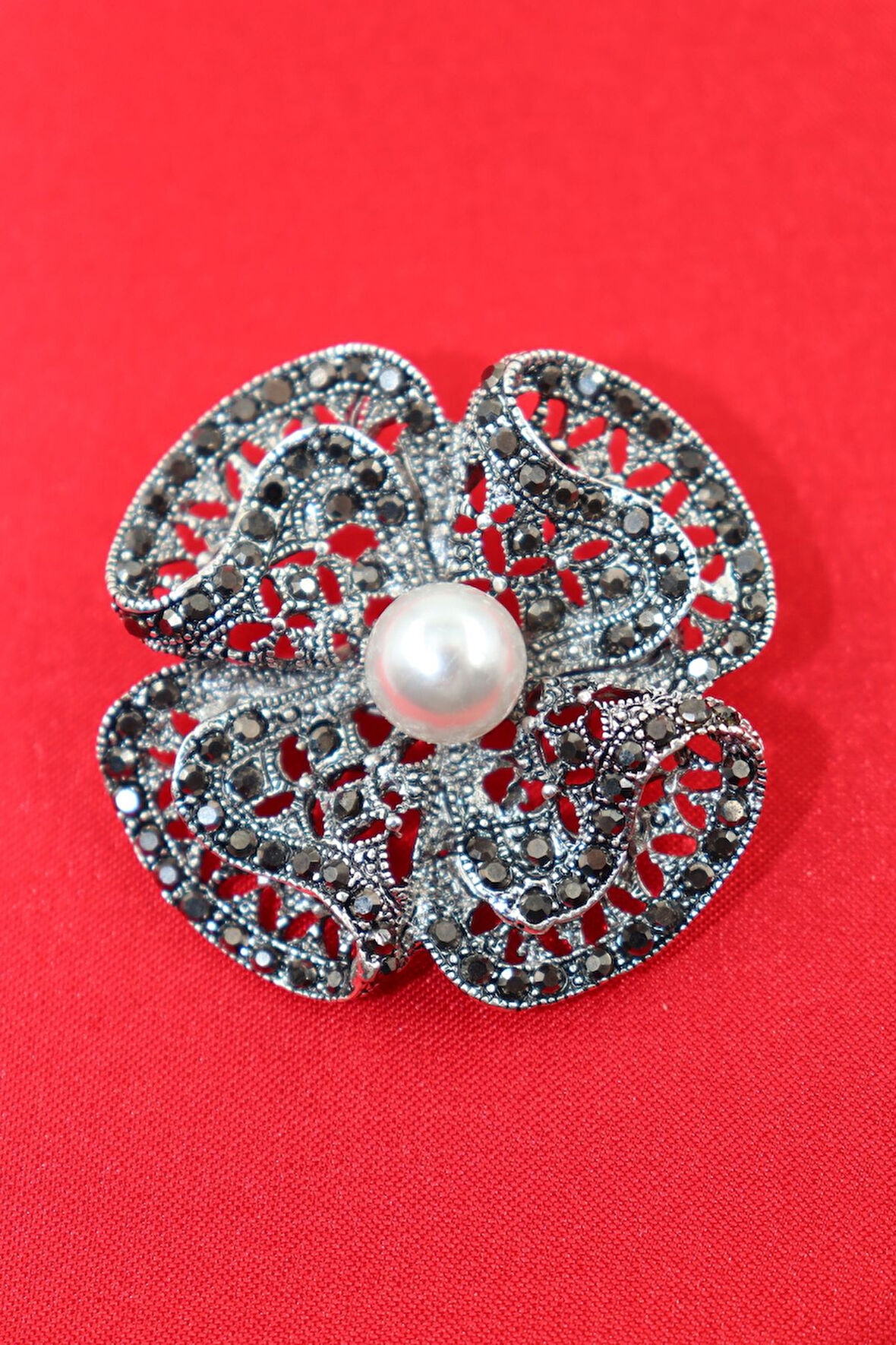 Markazit taşlı siyah pırlanta, çiçek broş, incili çiçek broş. Yaka iğnesi broş. Kadın broş. Broş.