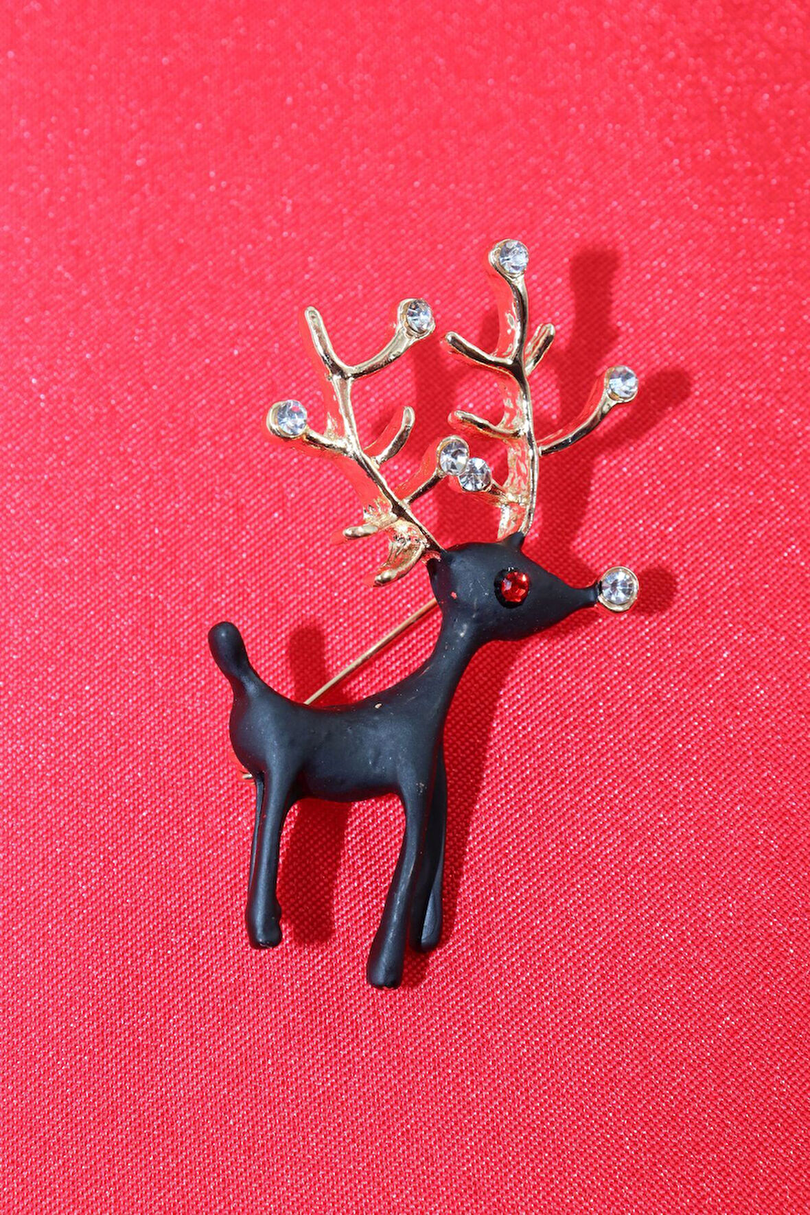Geyik broş. Taşlı tasarım broş. Yaka iğnesi broş. Kadın broş. Broş.
