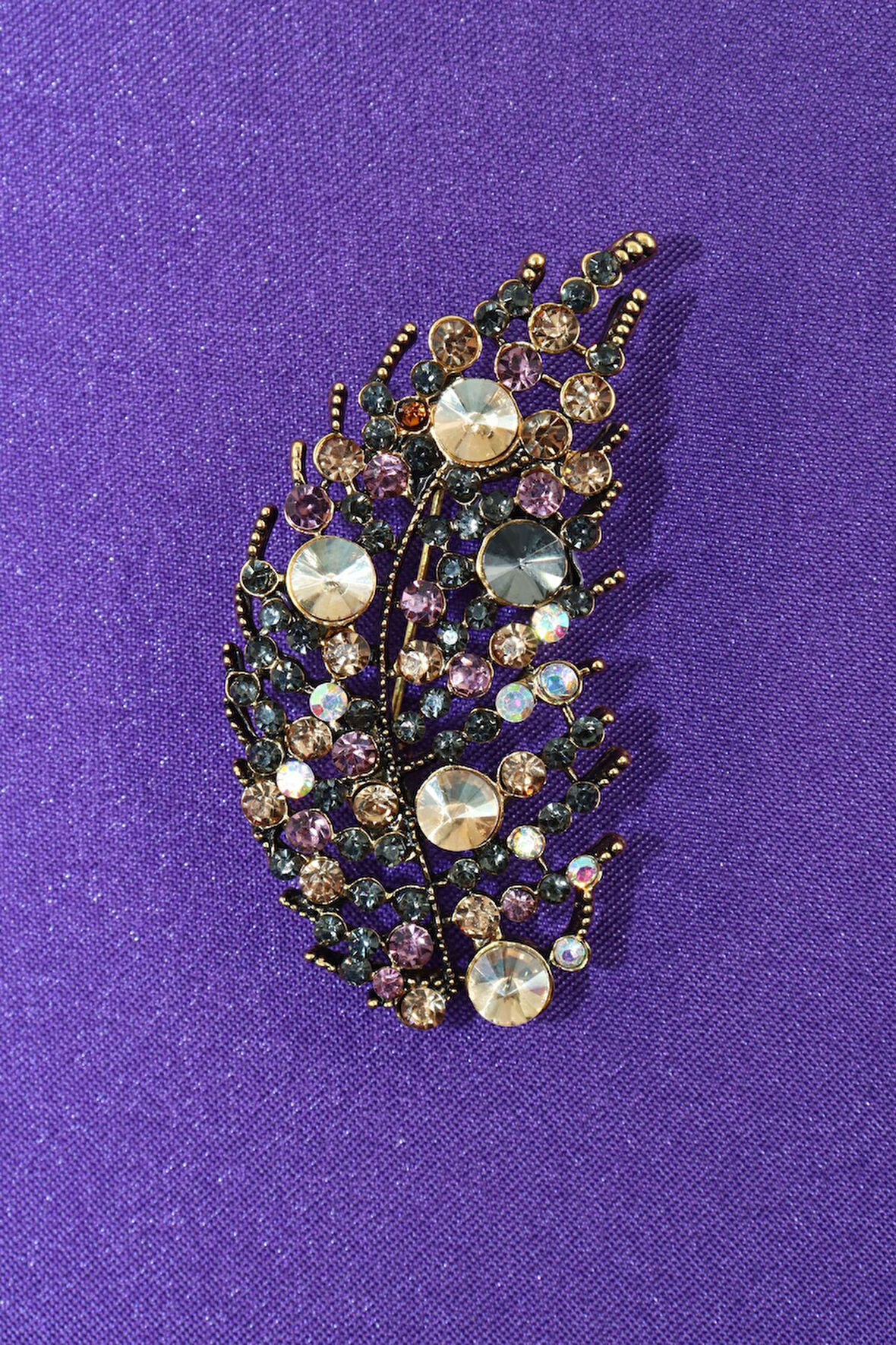 Kanat broş. Taşlı tasarım kanat broş. Yaka iğnesi broş. Kadın broş. Broş.