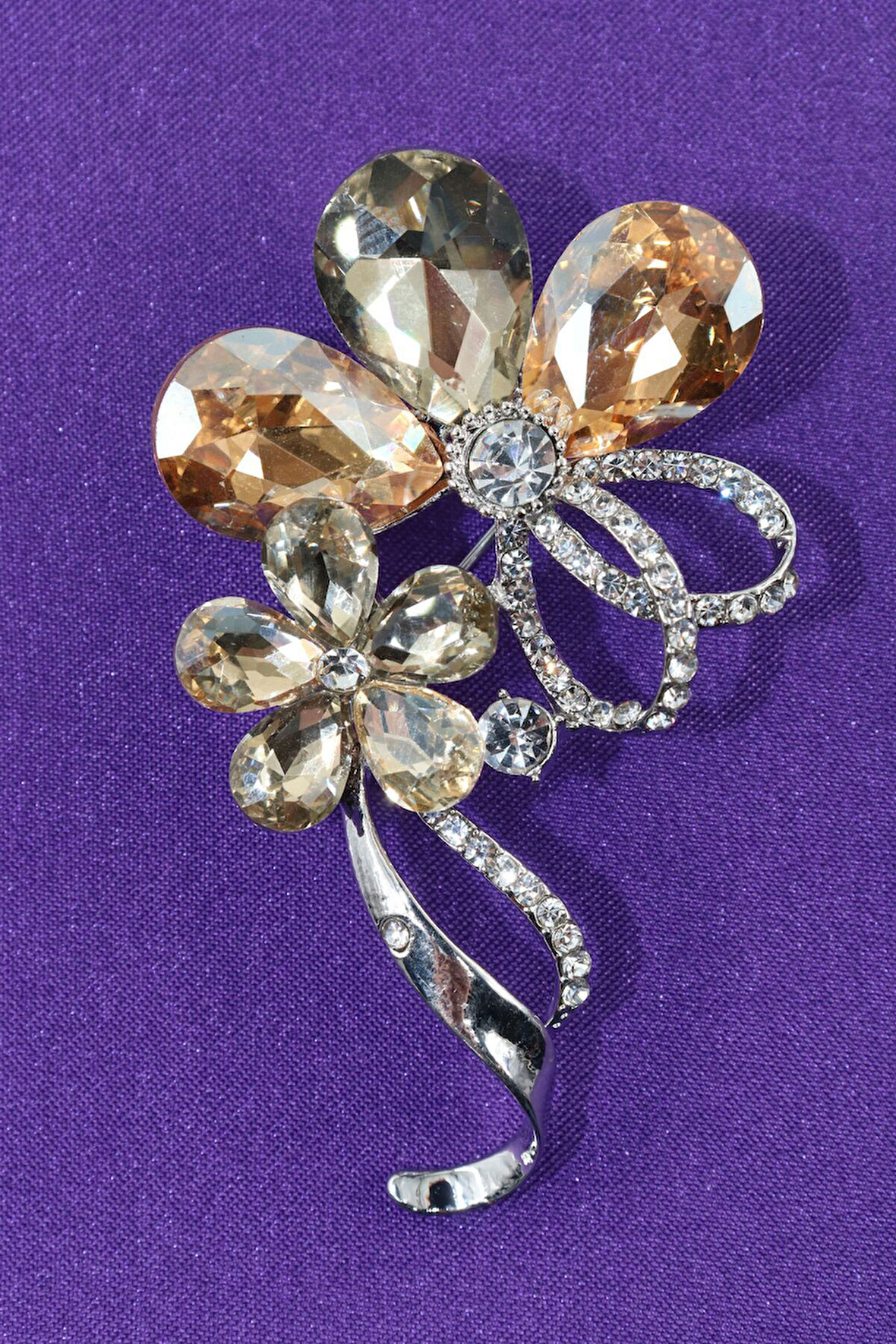 Pırlantalı yasemin çiçeği broş. Yaka iğnesi broş. Taşlı tasarım yasemin çiçek broş. Kadın broş. Broş