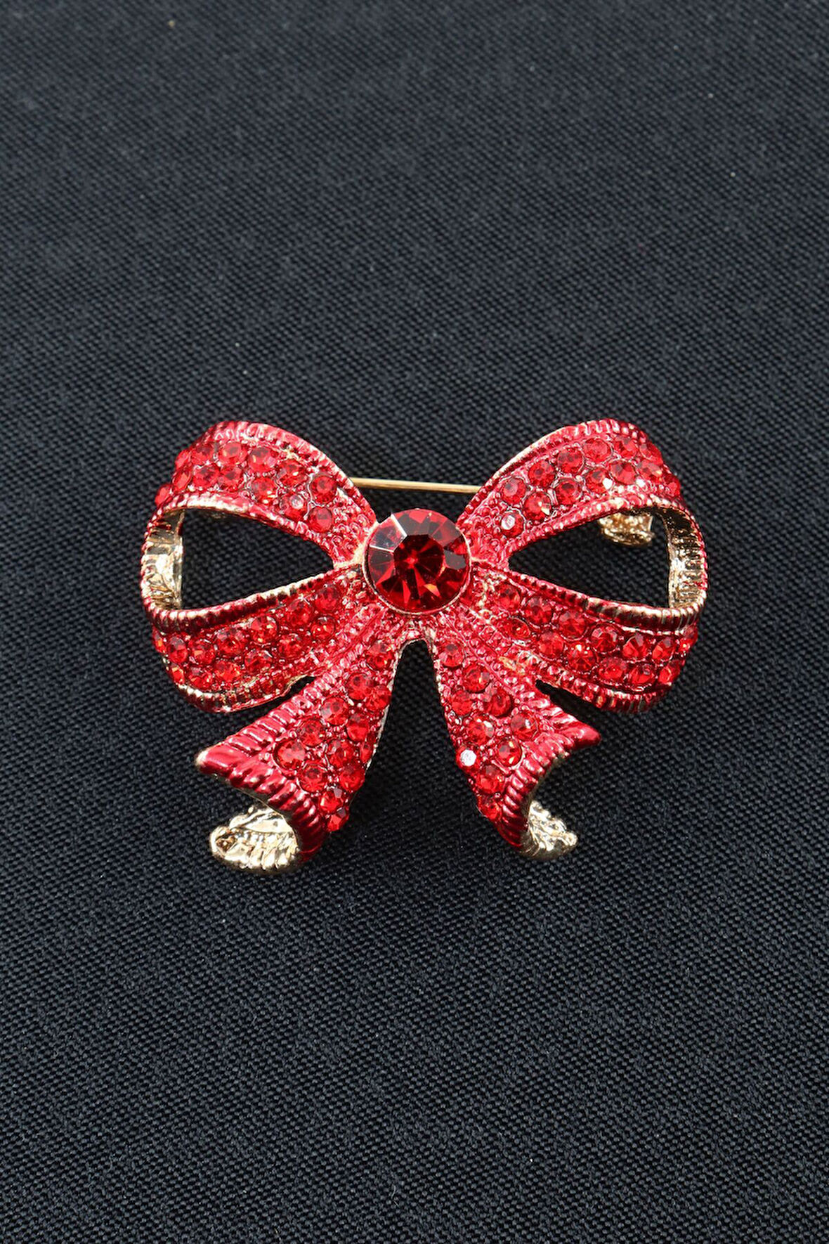 Yakut taşlı fiyonk broş. Yaka iğnesi broş. Taşlı tasarım fiyonk broş. Kadın broş. Broş