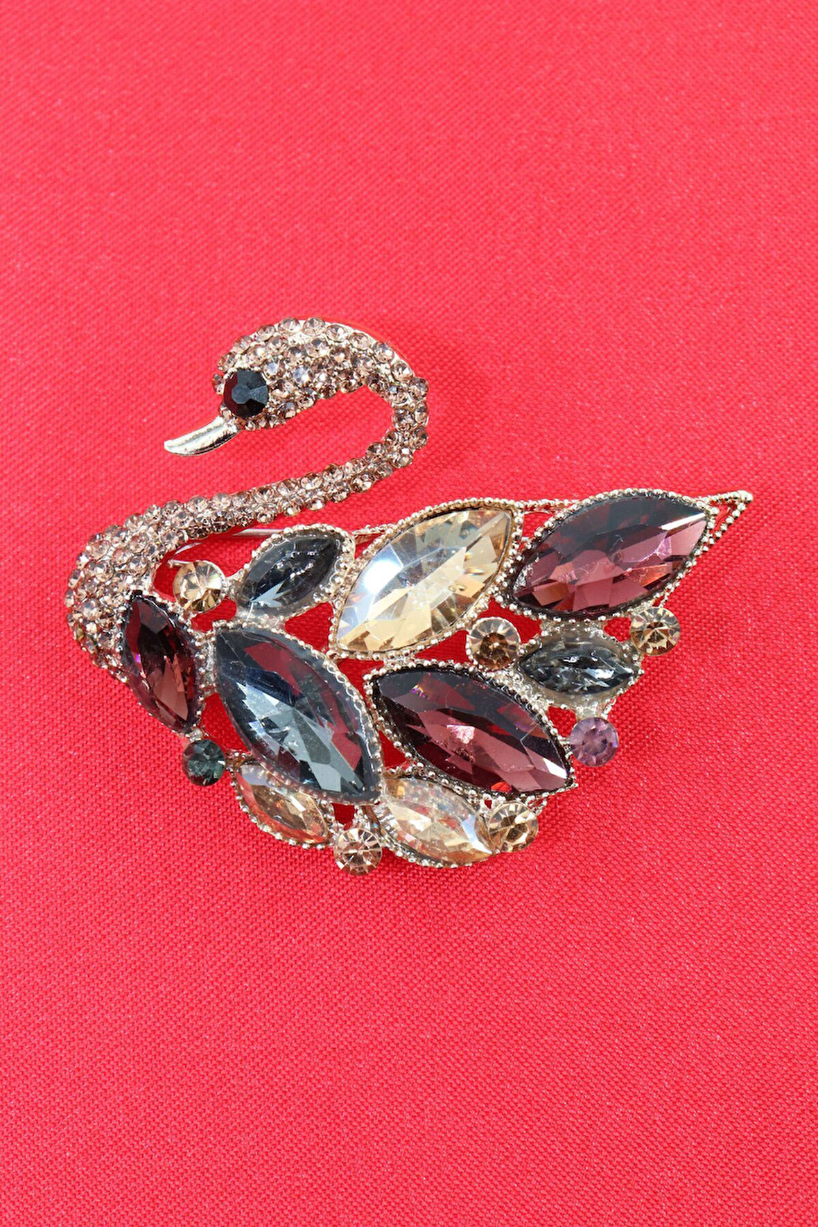 Kuğu broş. Yaka iğnesi broş. Taşlı tasarım kuğu broş. Kadın broş. Broş