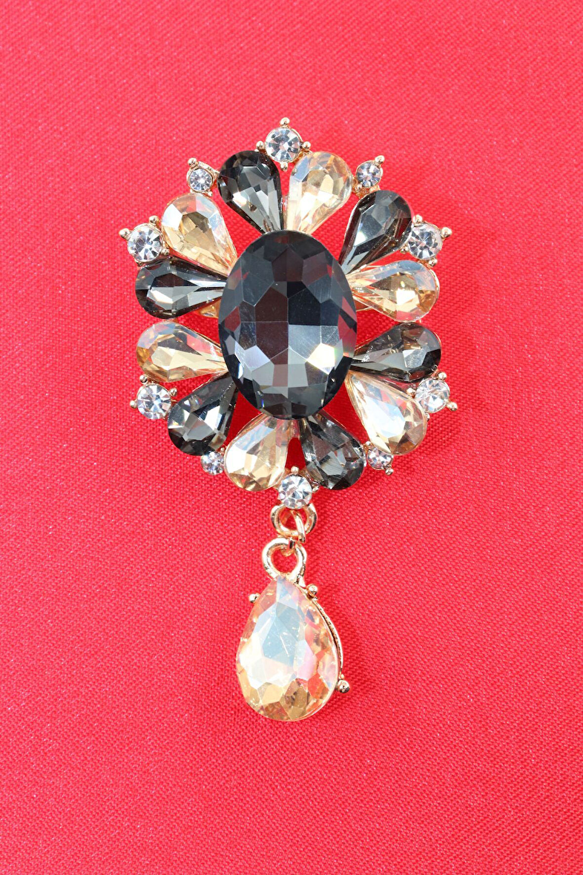 Su damlası broş. Pırlanta taşlı gold su damlası broş. Yaka iğnesi broş. Kadın broş. Broş.