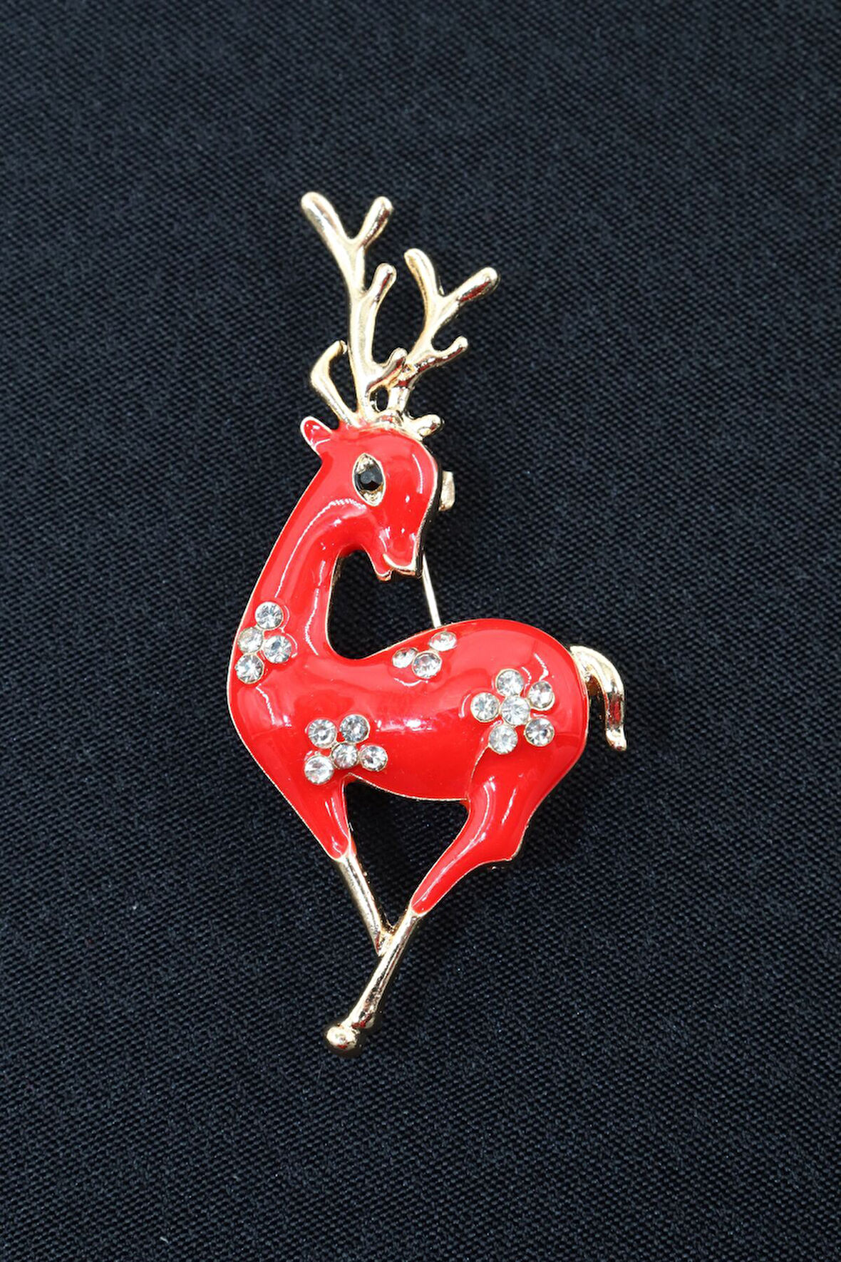 Geyik broş. Taşlı tasarım geyik broş. Yaka iğnesi broş. Kadın broş. Broş.