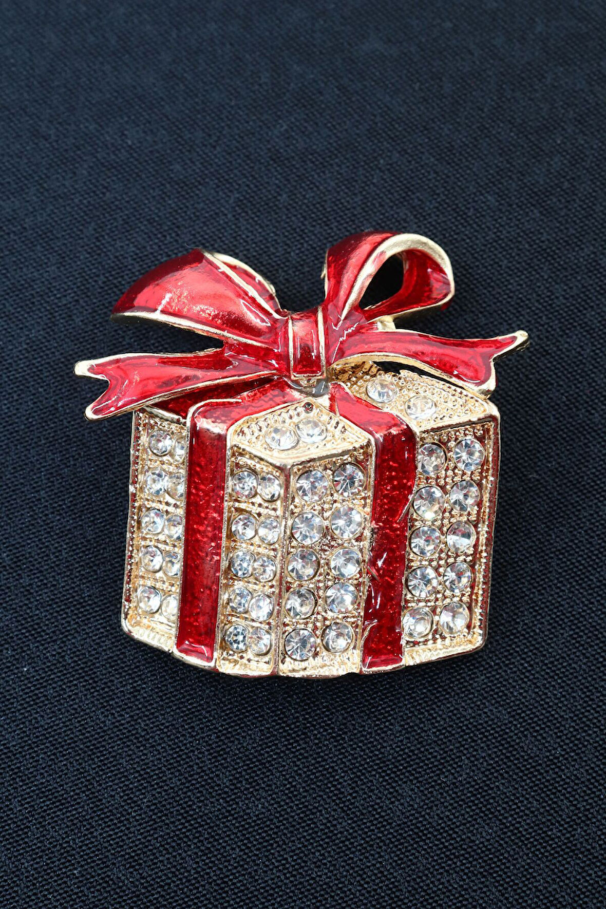 Gold hediye kutusu broş. Taşlı tasarım noel hediye kutusu broş. Yaka iğnesi broş. Kadın broş. Broş.