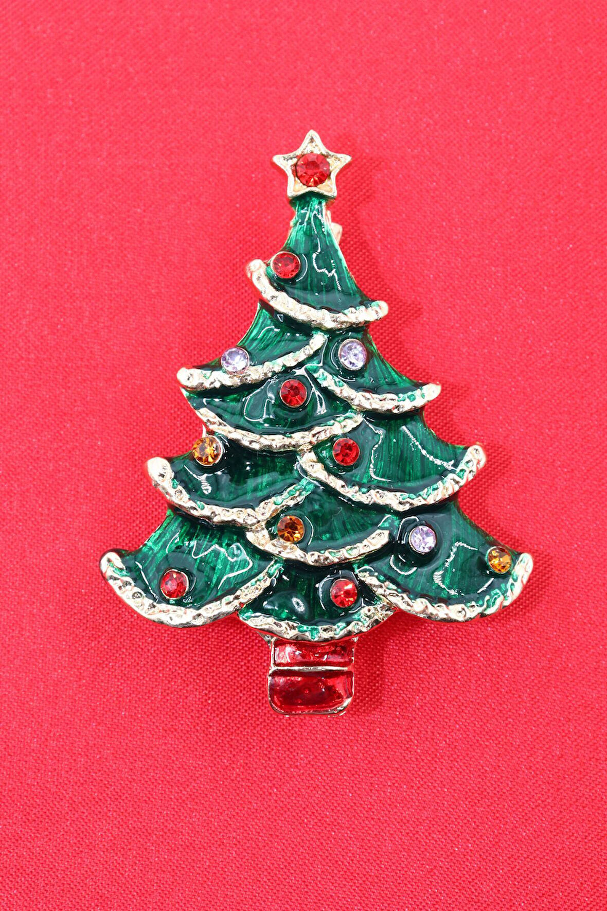 Noel ağacı broş. Taşlı tasarım yılbaşı ağacı broş. Yaka iğnesi broş. Kadın broş. Broş.