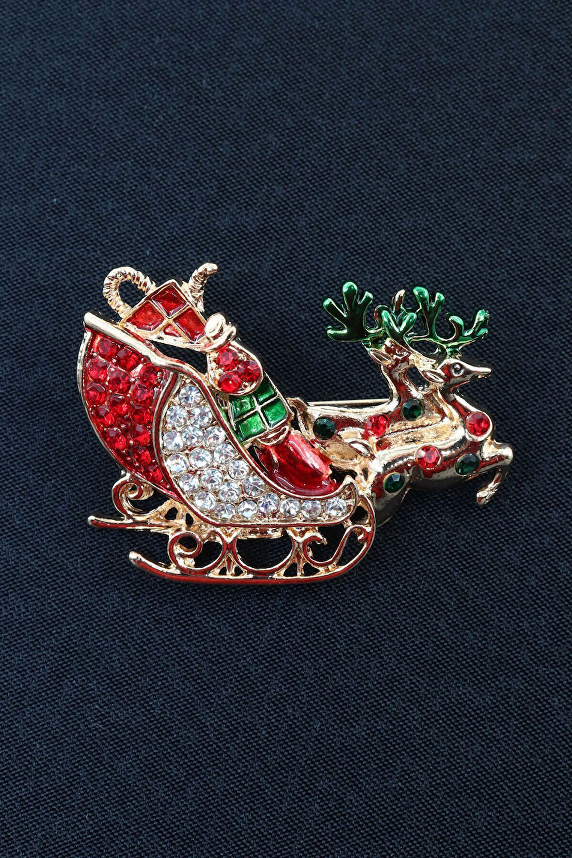 Noel baba kızağı broş. Taşlı geyikli noel baba  kızağı broş. Yaka iğnesi broş. Kadın broş. Broş.