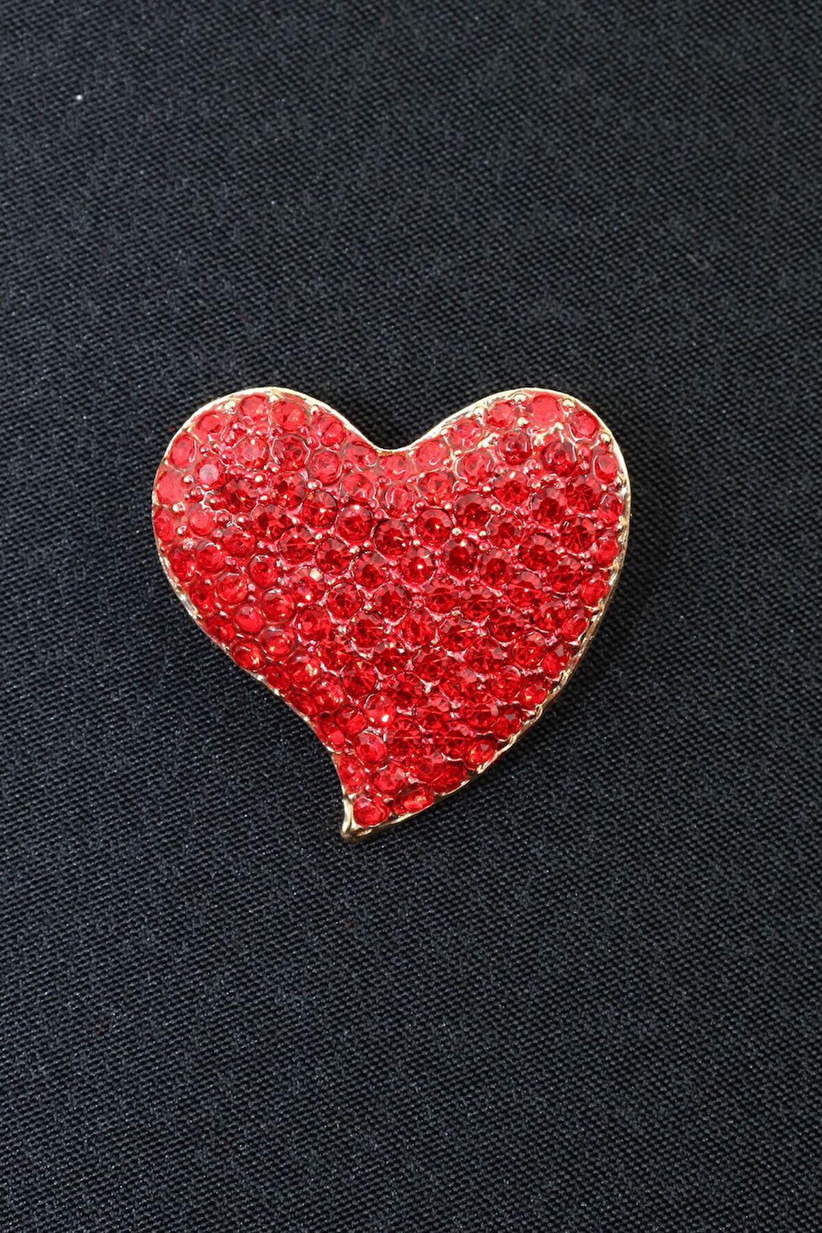 Kalp broş. Kristal taşlı tasarım kalp broş. Yaka iğnesi broş. Kadın broş. Broş.