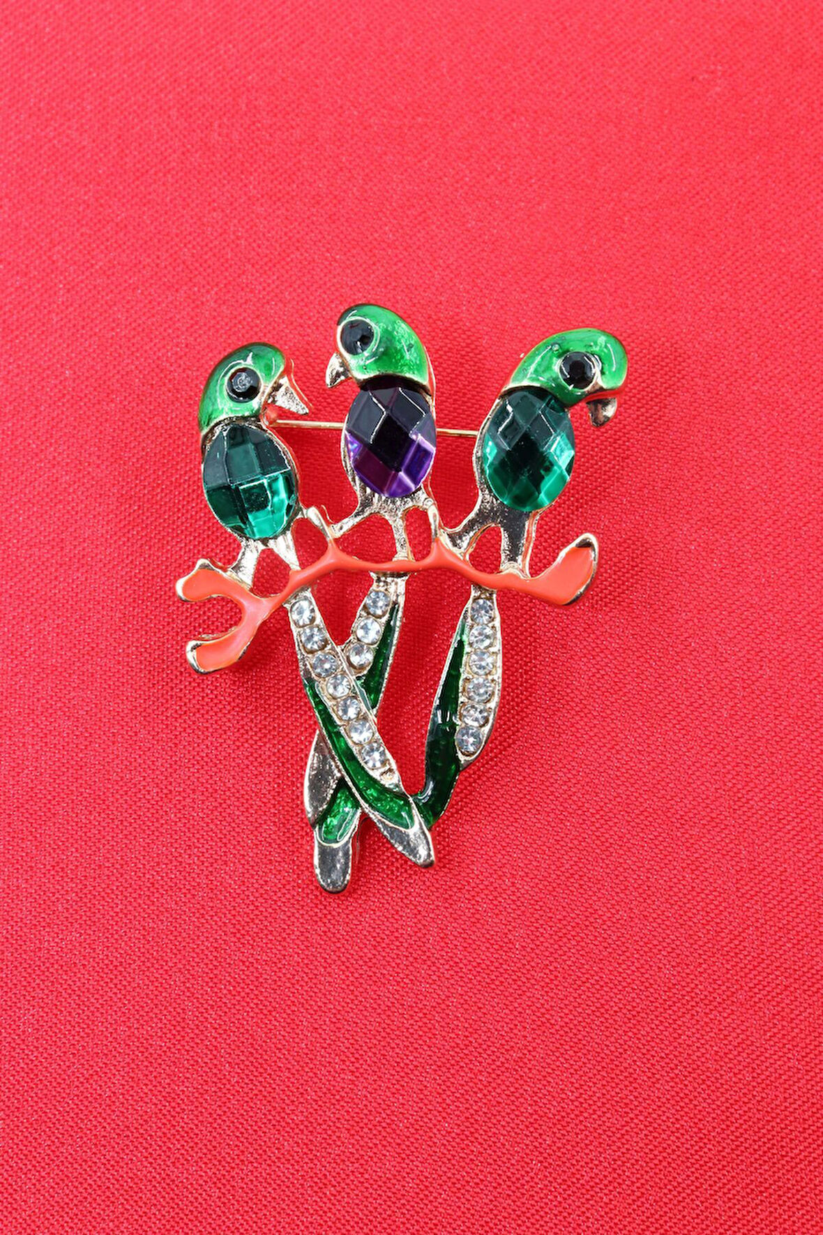 Saka kuşu broş. Taşlı tasarım saka kuşu broş. Yaka iğnesi broş. Kuş broş. Kadın broş. Broş.