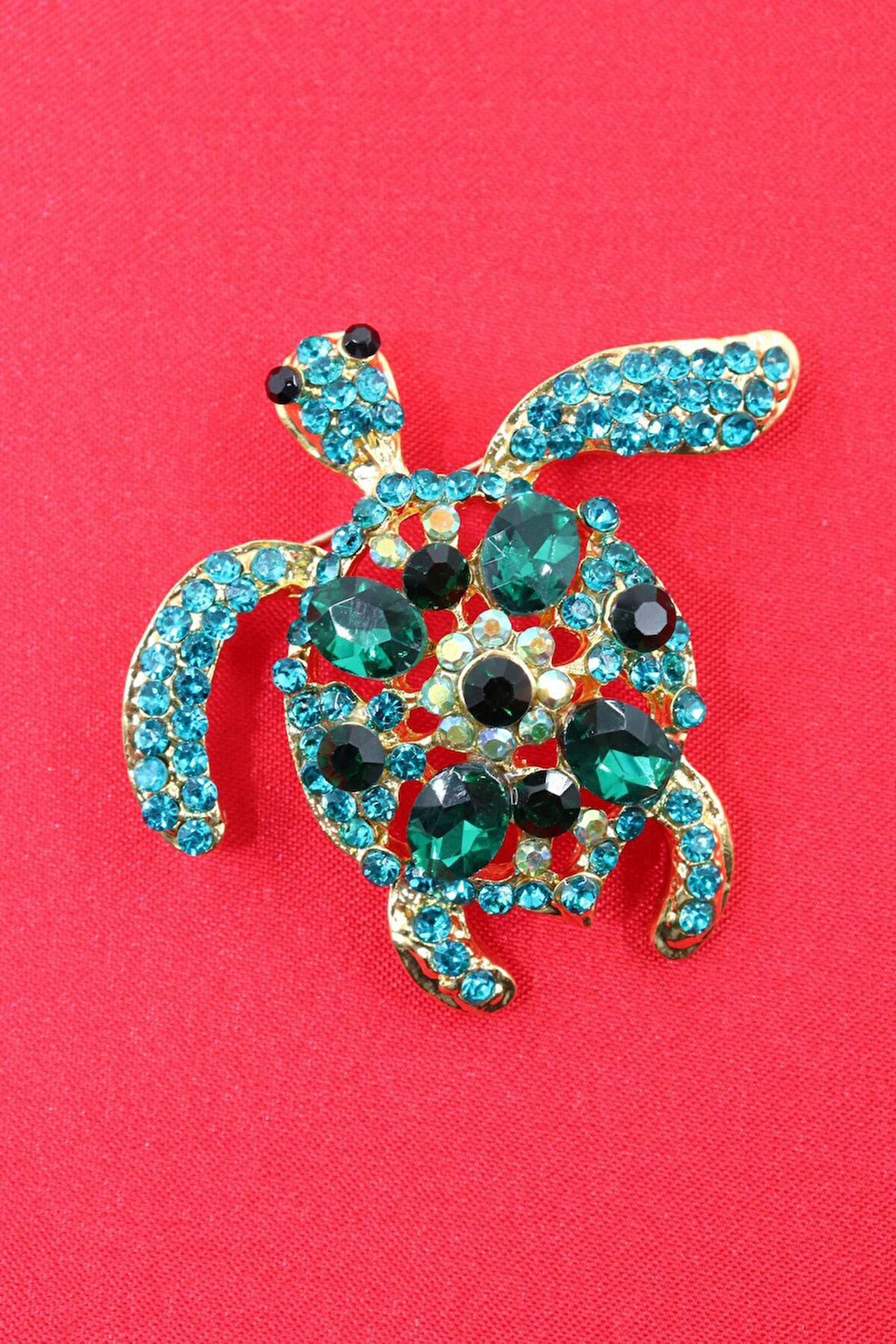 Caretta caretta broş. Zümrüt taşlı caretta broş. Yaka iğnesi broş. Kadın broş. Broş. Caretta broş.