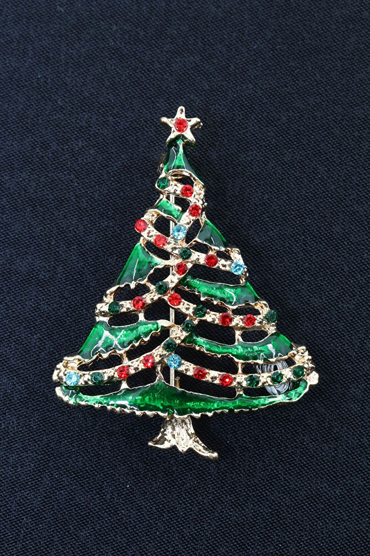 Yılbaşı ağacı broş. Taşlı noel ağacı broş. Yaka iğnesi broş. Çam ağacı broş. Kadın broş. Broş.