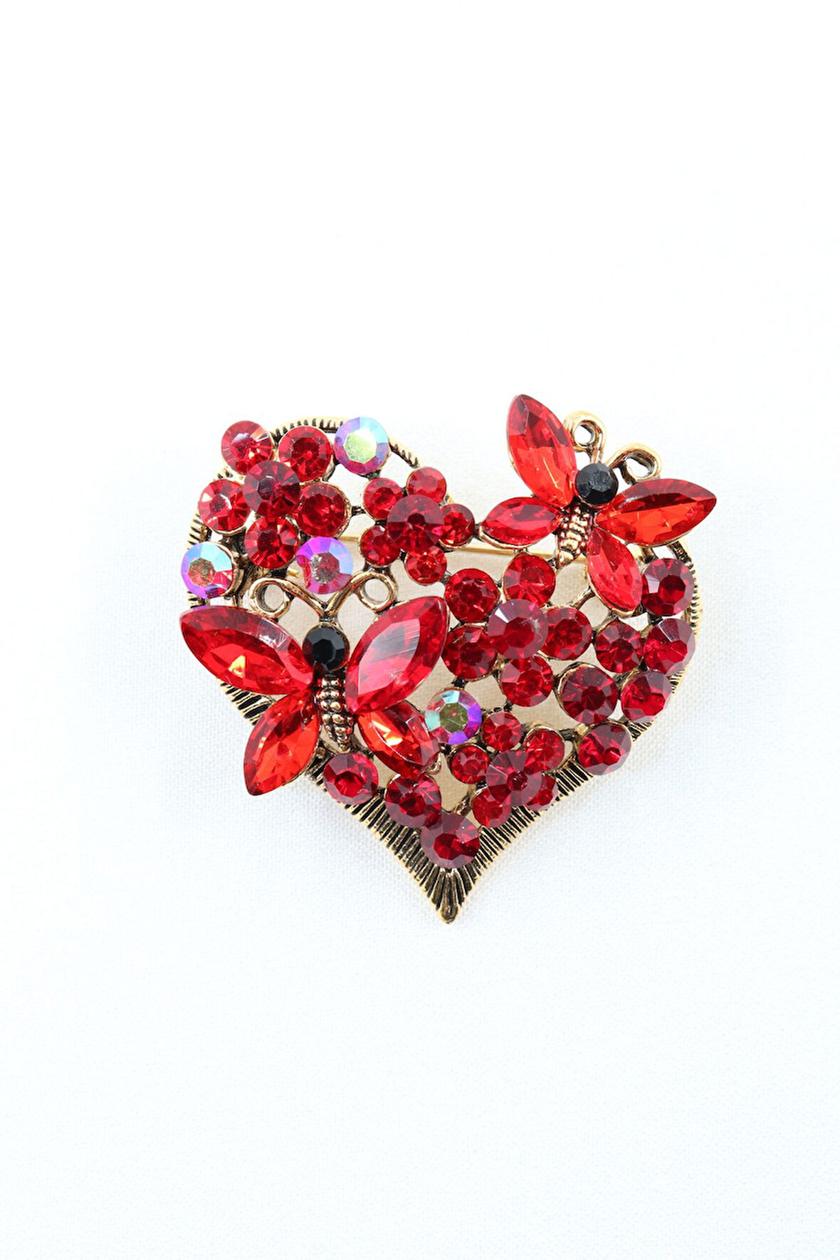 Kelebekli kalpli broş. Taşlı broş. Yaka iğnesi kalp broş. Kelebek broş. Kalp broş. Kadın broş. Broş.