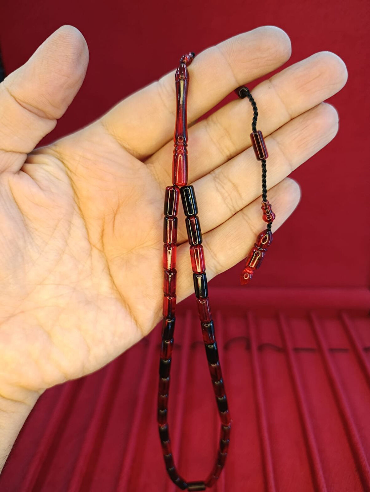 TOZ KEHRİBAR TESBİH KESME KESİM KIRMIZI SİYAH RENKLİ SİSTEMLİ 11MMX5MM ÖZEL ÖLÇÜ