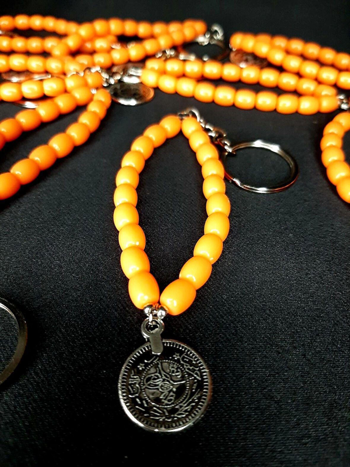 MRYart  Turuncu Plastik Boncuklu Osmanlı Tuğralı Anahtarlık – Şık ve Anlamlı Aksesuar