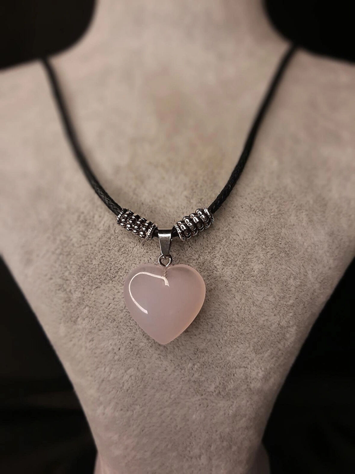 MRYart Doğal Pembe Kuvars Kalp Kolye - Siyah Deri İp - Aşk ve Pozitif Enerji Taşı