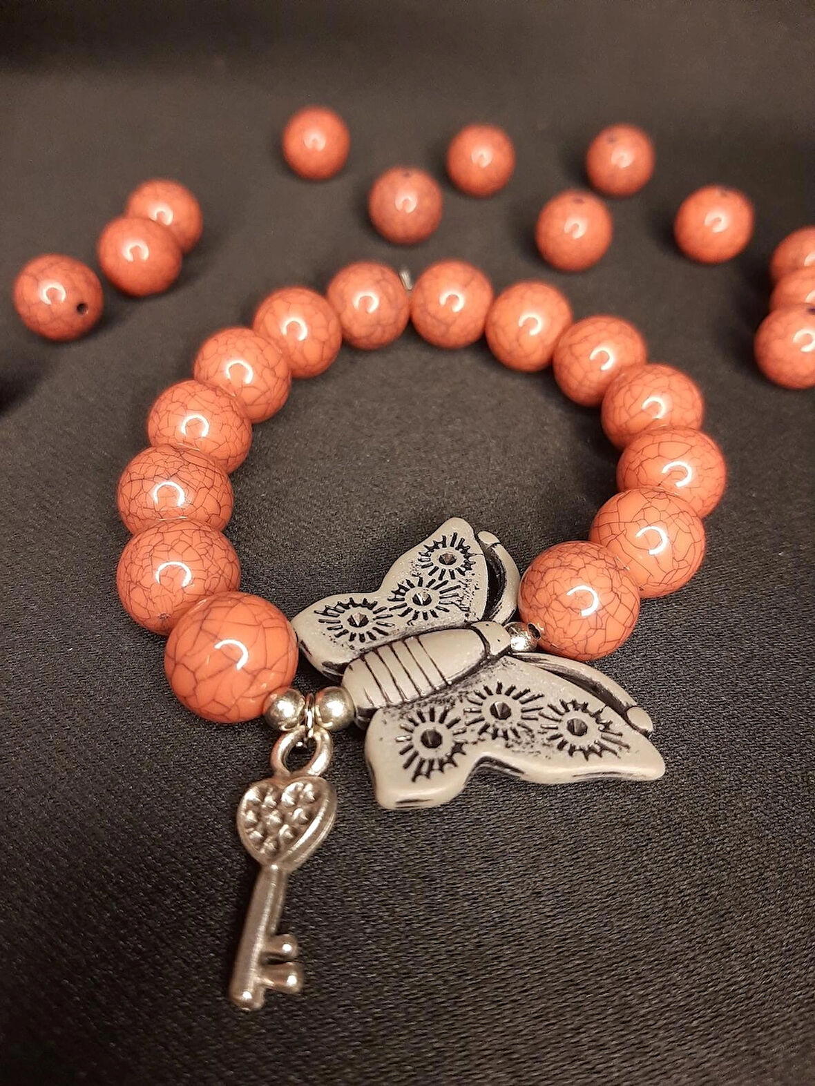 MRYart El Yapımı Açık Kırmızı Boncuklu Bileklik Kelebek ve Kalpli Anahtar Charm Detaylı