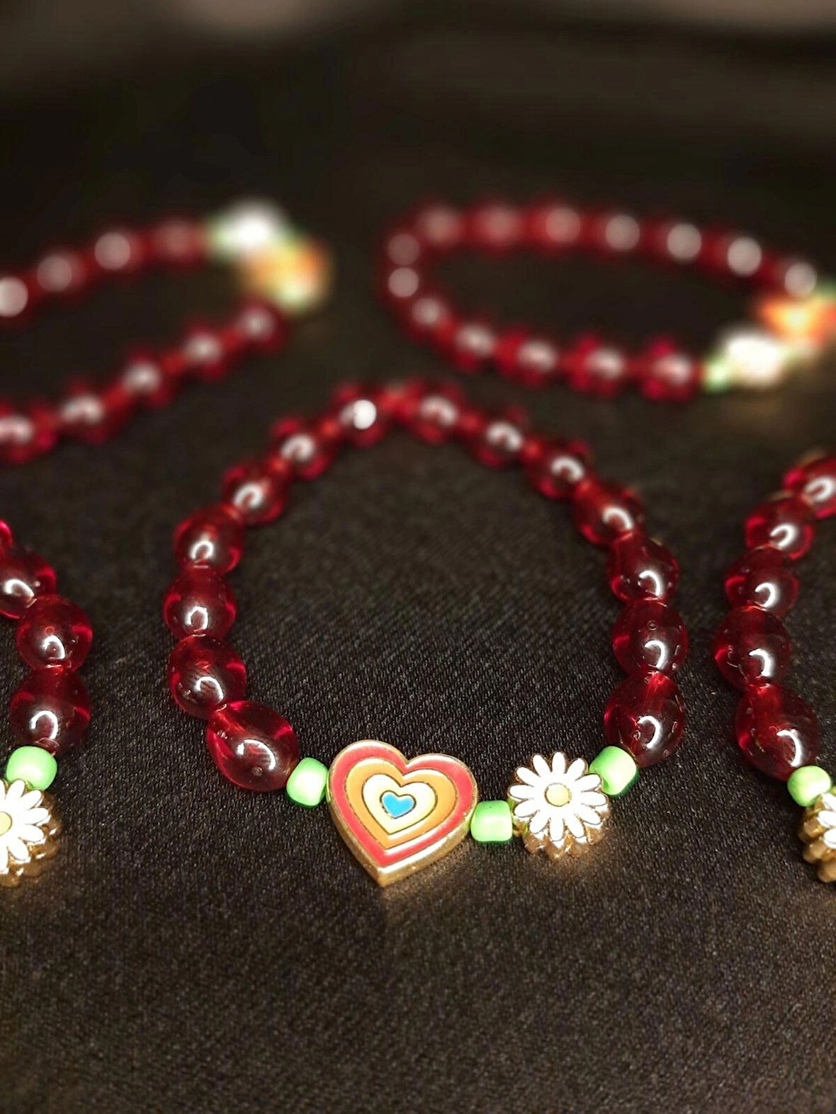 MRYart Kalpli ve Çiçekli Toz Kehribar Boncuklu Bileklik Renkli Tasarım, Metal Detaylı