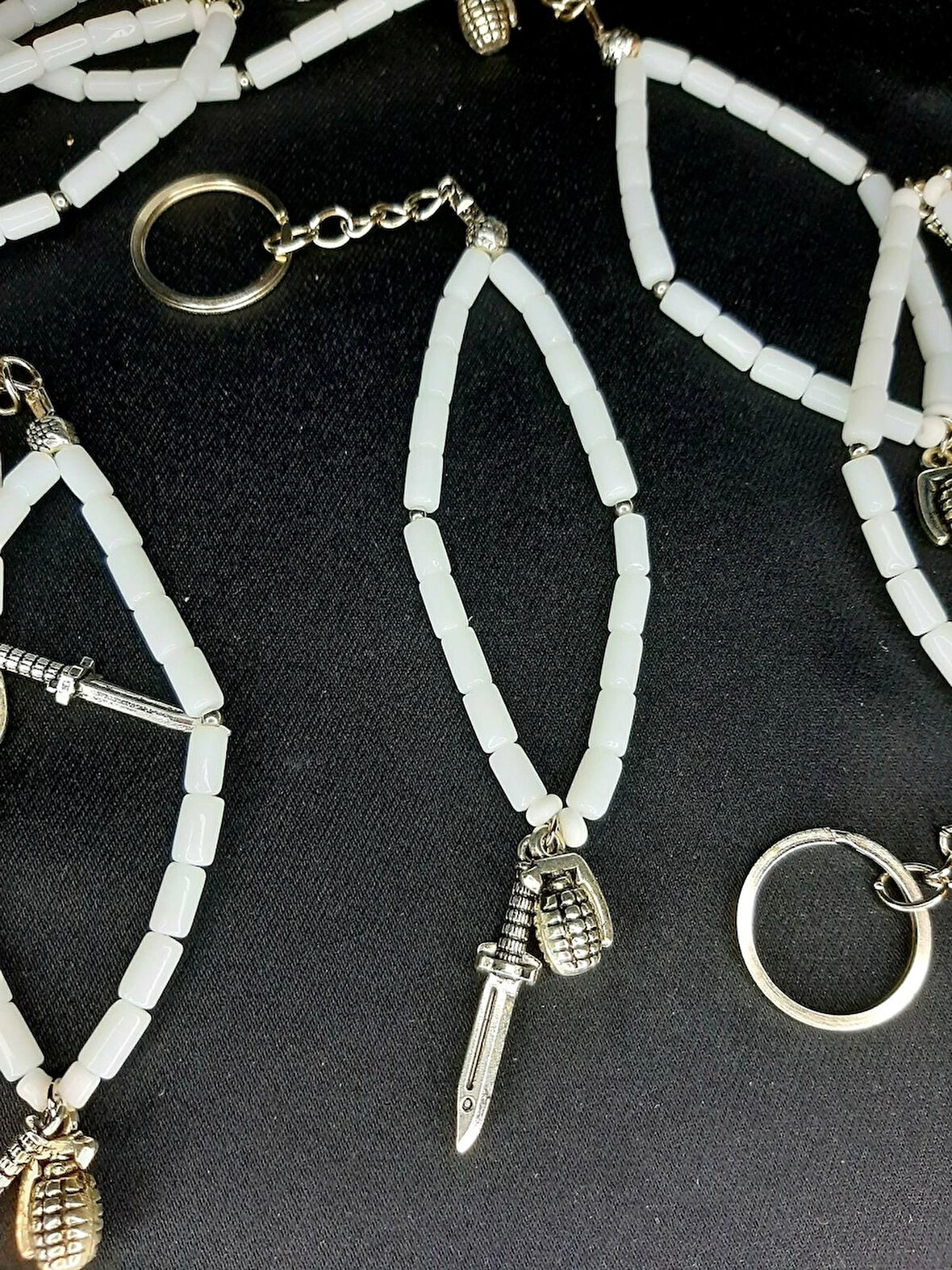 MRYart Erkeklere Özel Doğal Taşlı Mini Tespih Anahtarlık – Bıçak ve El Bombası Figürlü Çanta Aksesuarı