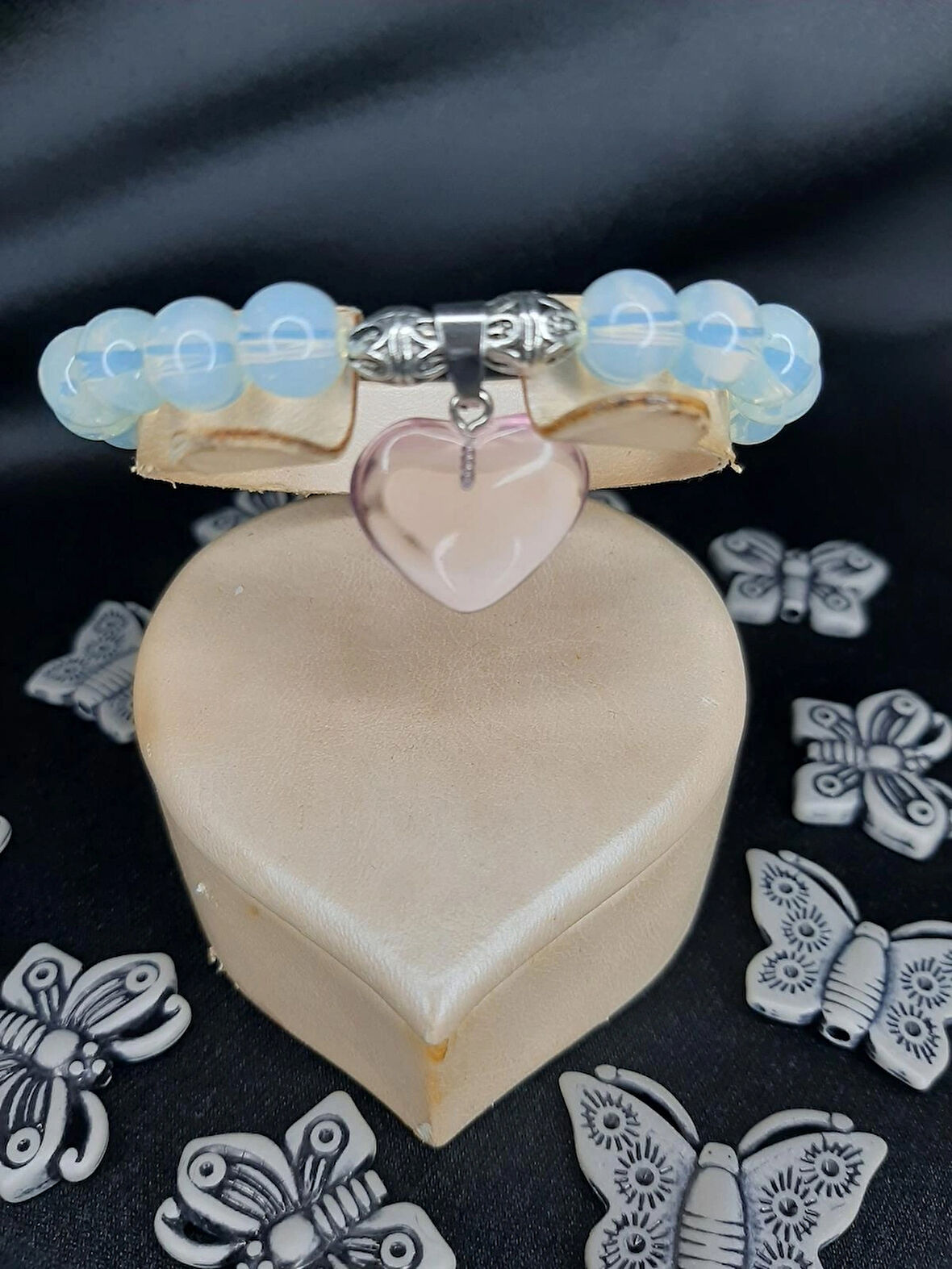 MRYart El Yapımı Opal Görünümlü Boncuklu Bileklik – Pembe Kalp Charm Detaylı