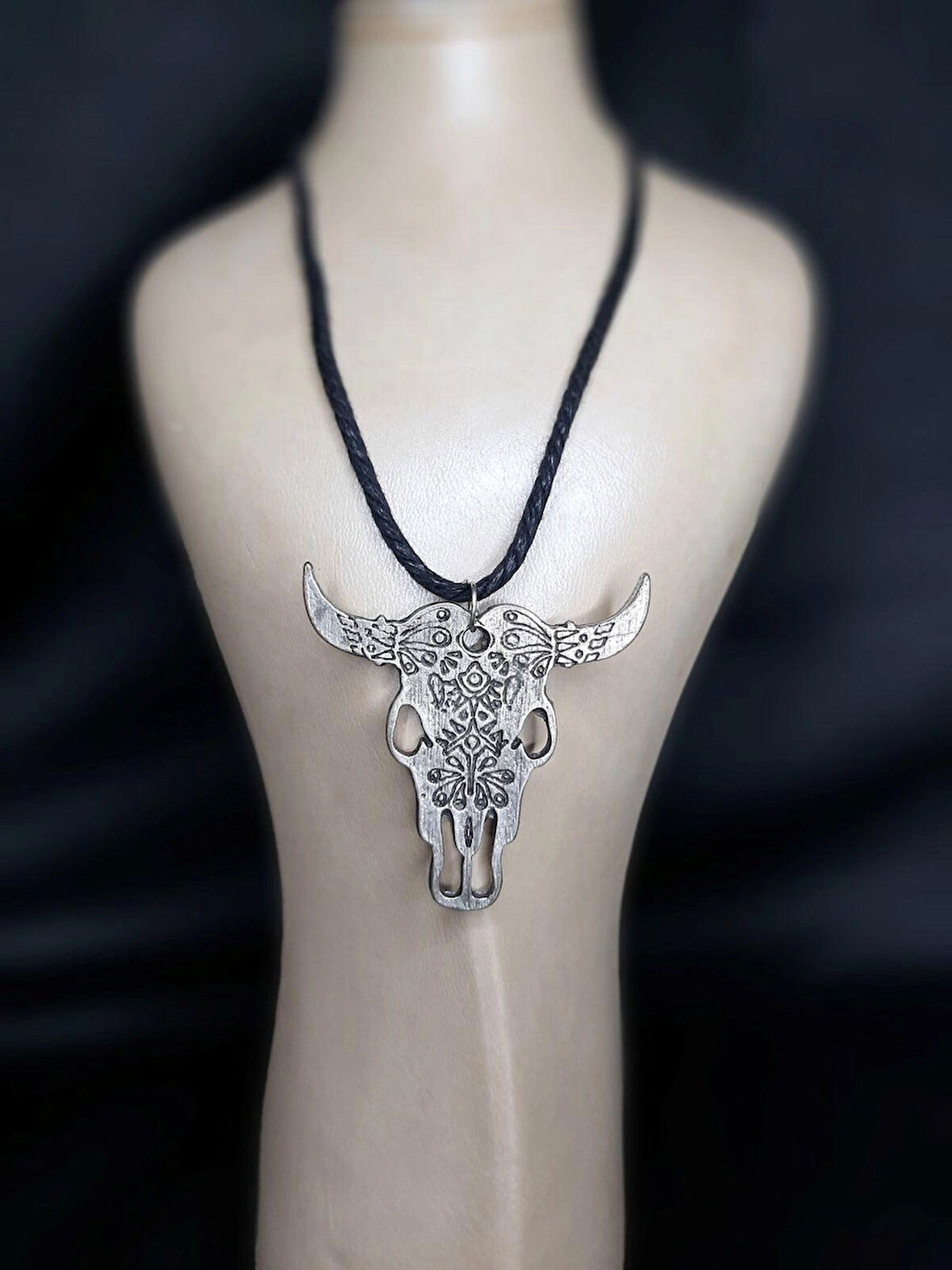 MRYart Etnik Desenli Boğa Kafası Kolye - Antik Gümüş Renkli Unisex Aksesuar