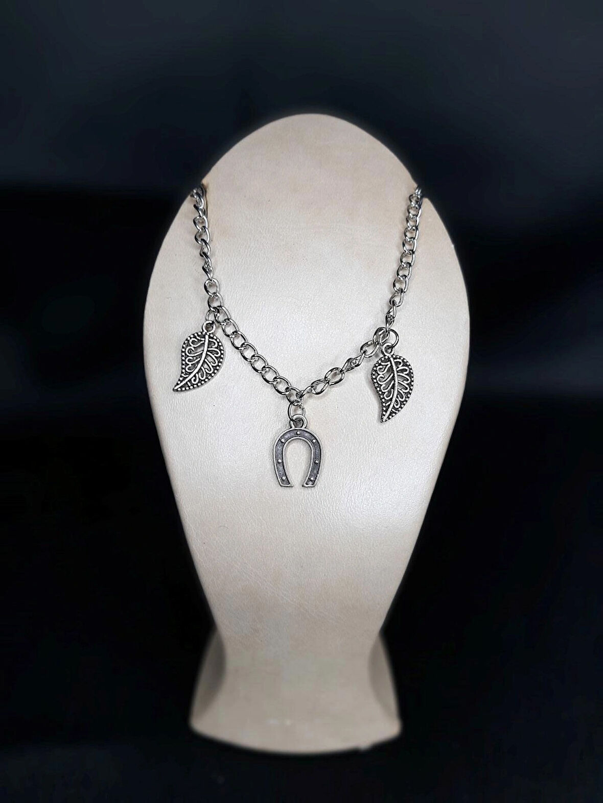 MRYart  Antik Gümüş Renk Şans Sembollü Halhal – At Nalı ve Yaprak Detaylı