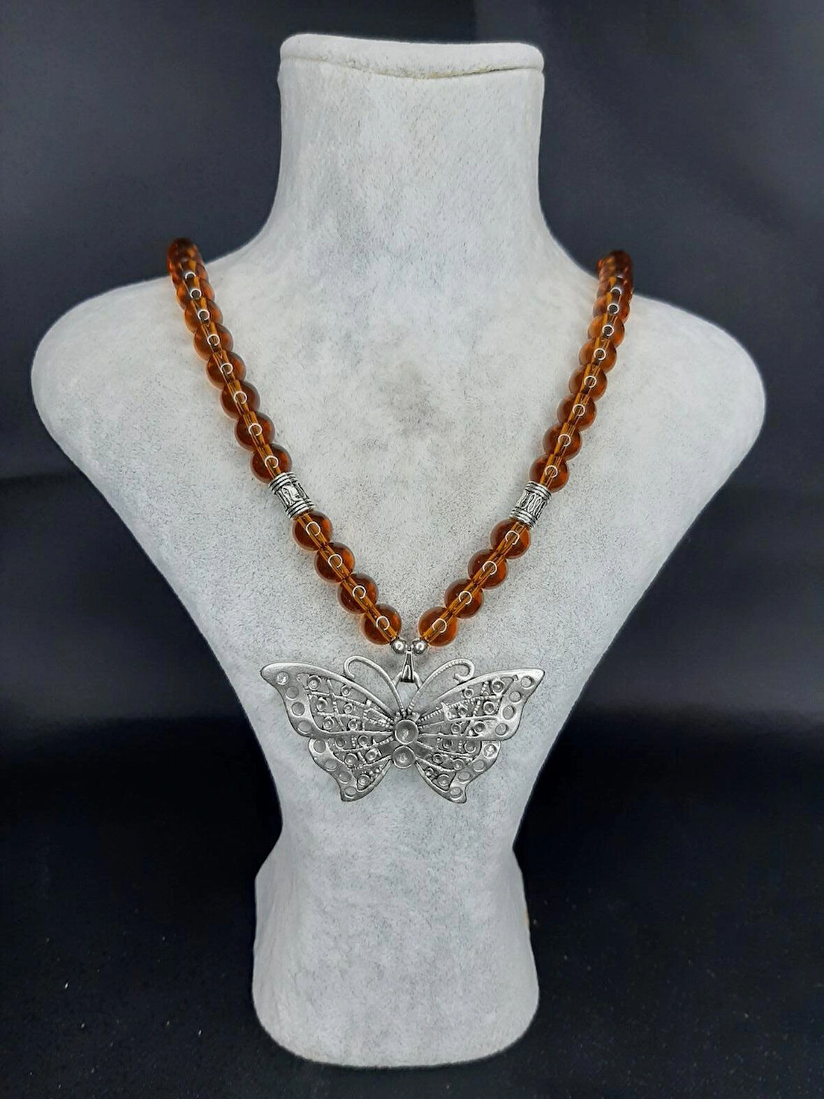 Ayarlanabilir Cam Boncuklu Kelebek Uçlu Kolye – El Yapımı Özgün Tasarım