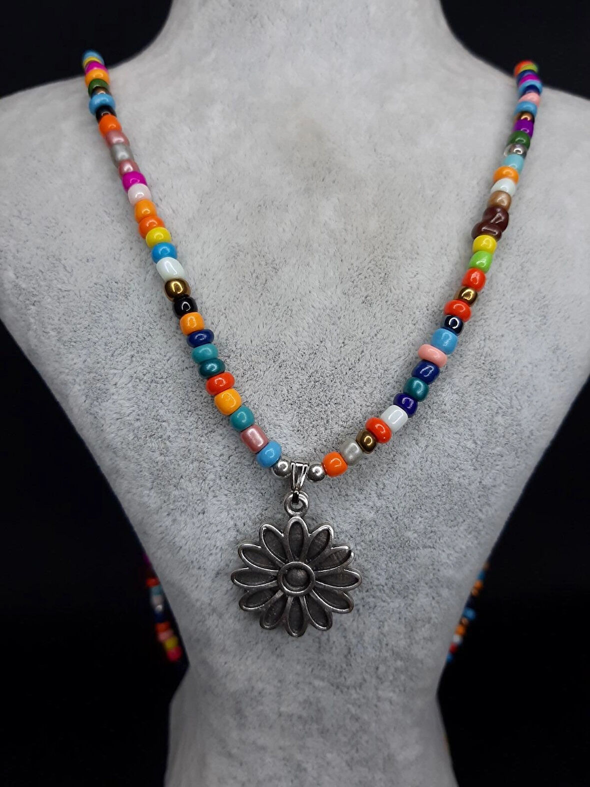 Renkli Boncuklu Uzun Kolye – Çiçek Figürlü El Yapımı Takı