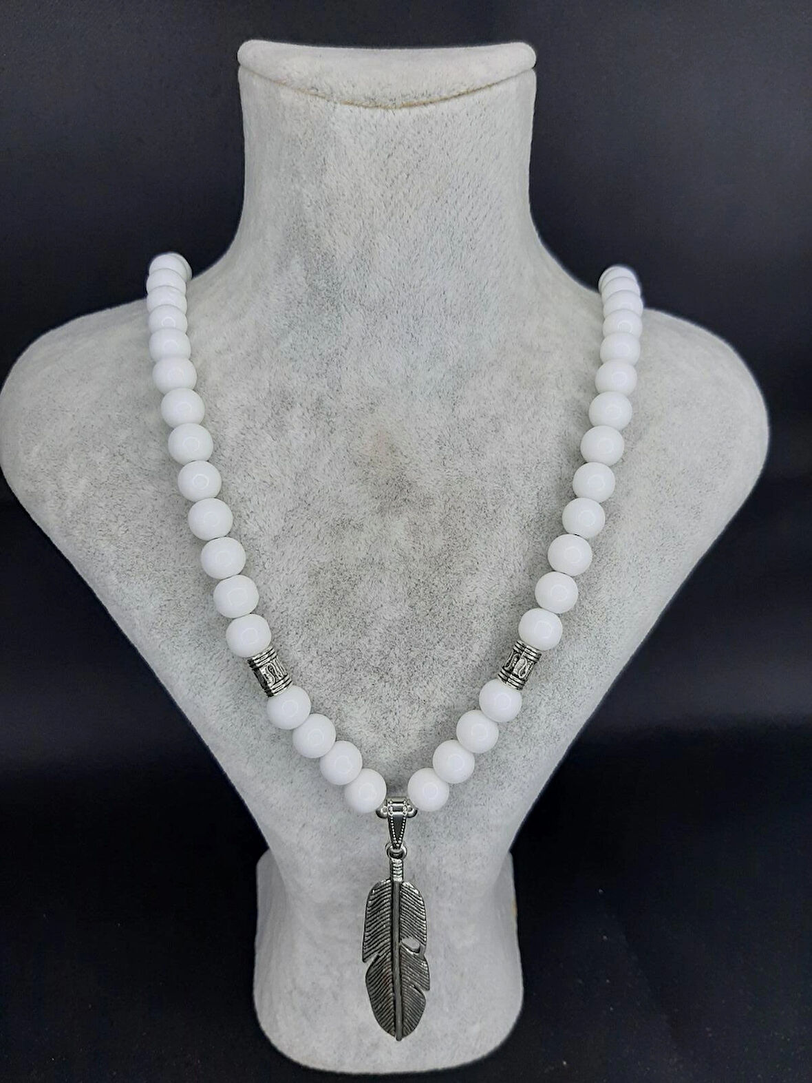 MRYart Unisex Ayarlanabilir Doğal Taş Kolye – Beyaz Boncuklu, Metal Tüy Uçlu El Yapımı Şık Tasarım