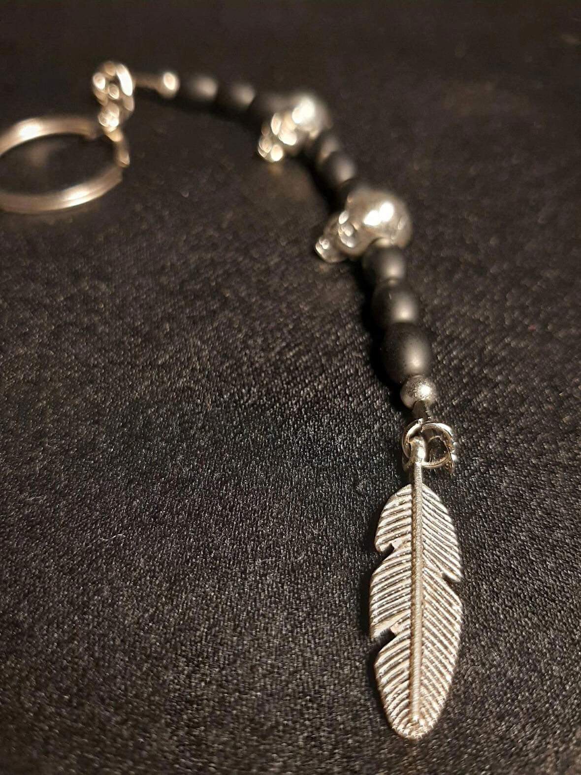 MRYart Oniks Taşı Boncuklu Kafatası Detaylı Anahtarlık - Metal Tüy Süslemeli