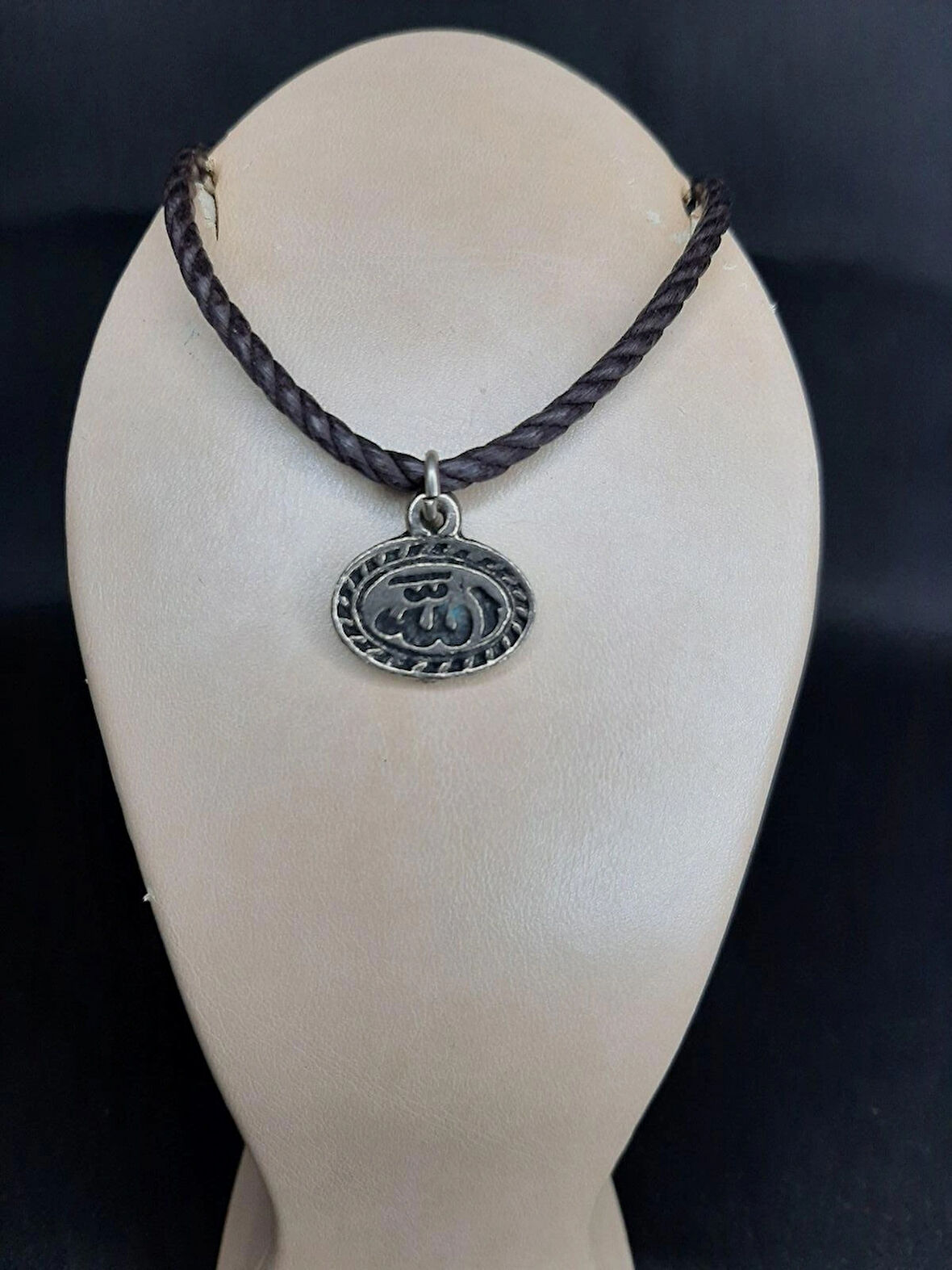 Erkek Kadın Otantik "Allah" Yazılı Deri İpli Gümüş Renk Bileklik