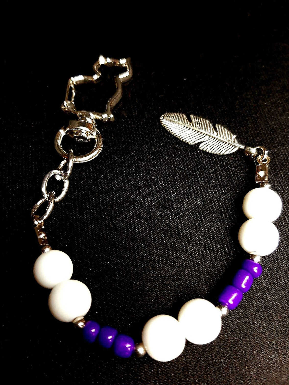 MRYart Kedi Figürlü Tüy Detaylı Mor Beyaz Boncuklu El Yapımı Anahtarlık
