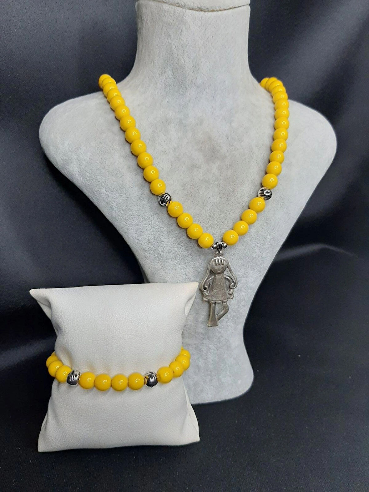 MRYart Sarı Cam Boncuk Takı Seti – Kolye ve Bileklik, Kız Figürlü Kolye Ucu, El Yapımı