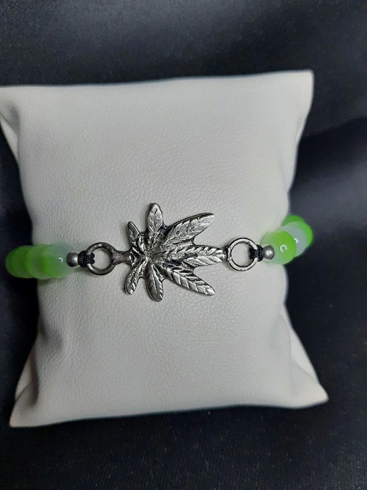 MRYart Yeşil Cam Boncuk Bileklik – Metal Yaprak Figürlü Unisex