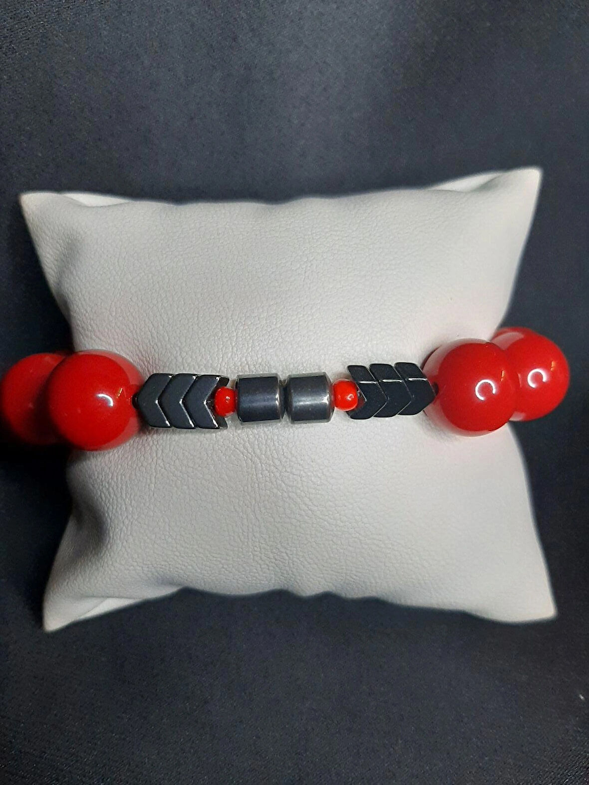 MRYart Kırmızı İri Boncuklu ve Oniks Taşlı Bileklik – Unisex Tasarım