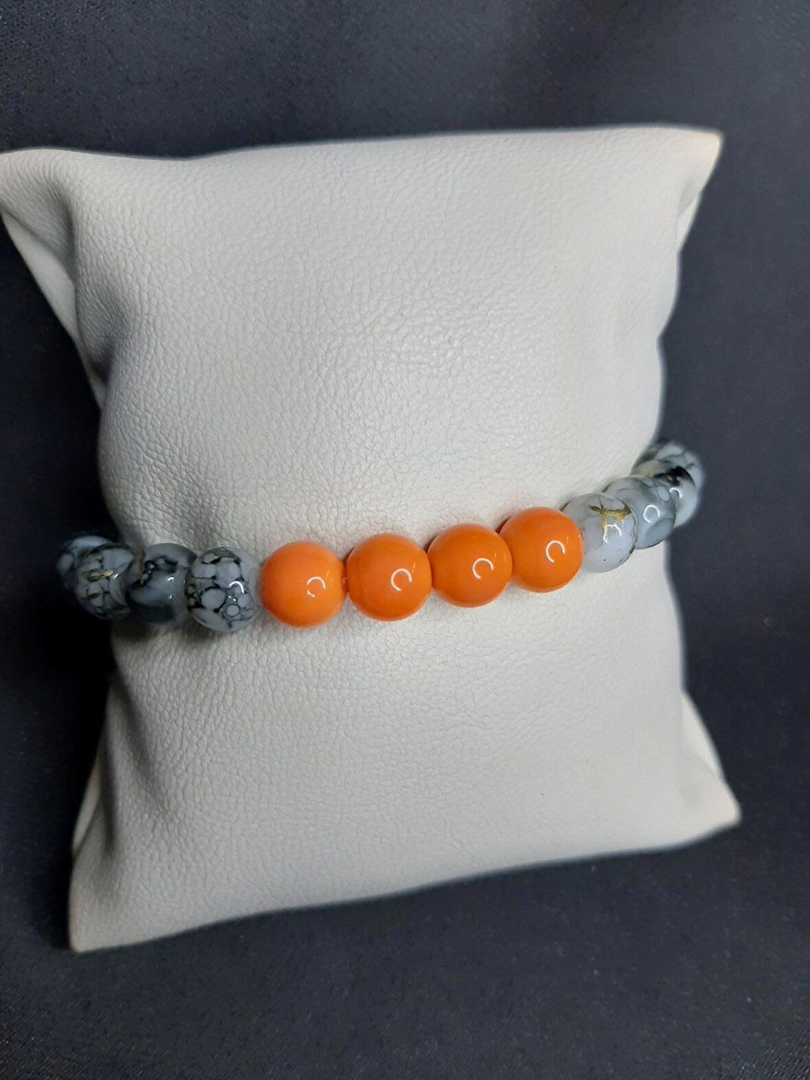 MRYart Turuncu Cam Boncuk ve Gri Desenli Boncuklu Bileklik – Unisex