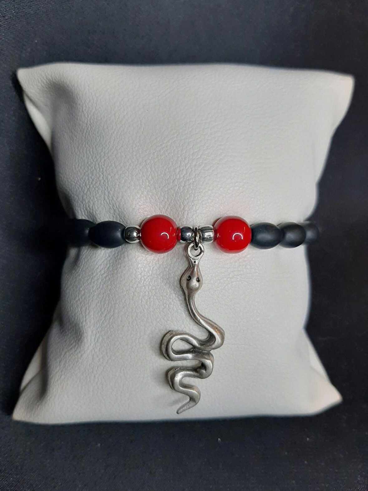 MRYart Oniks Taşı Kırmızı Cam Boncuk Detaylı Yılan Figürlü Bileklik Unisex
