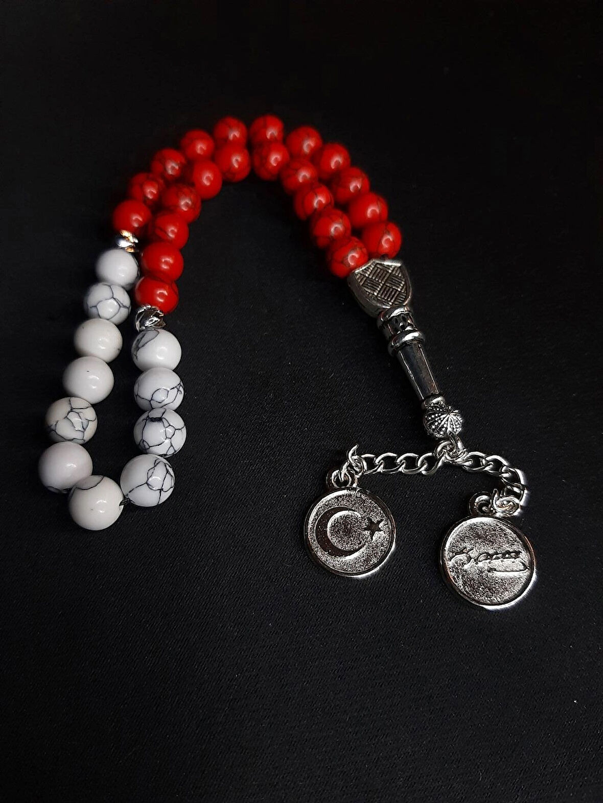 MRYart Kırmızı Beyaz Havlit Taşı Doğal Taş ve Ay Yıldız , Atatürk İmzalı Metal Uçlardan Oluşan Tesbih