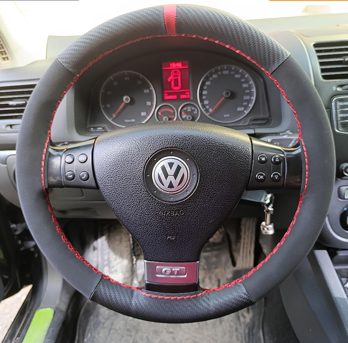DİKİŞLİ DİREKSİYON KILIFI KARBON NUBUK KIRMIZI YÜZÜK / DİKİŞLİ VOLKSWAGEN GOLF 2006 KASA