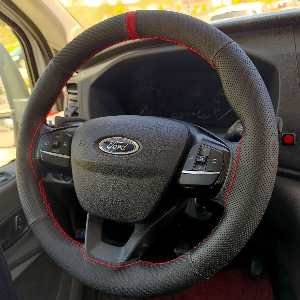 DİKİŞLİ DİREKSİYON KILIFI KARBON NOKTA DERİ KIRMIZI YÜZÜK / DİKİŞ FORD TRANSİT 2020 KASA İÇİN