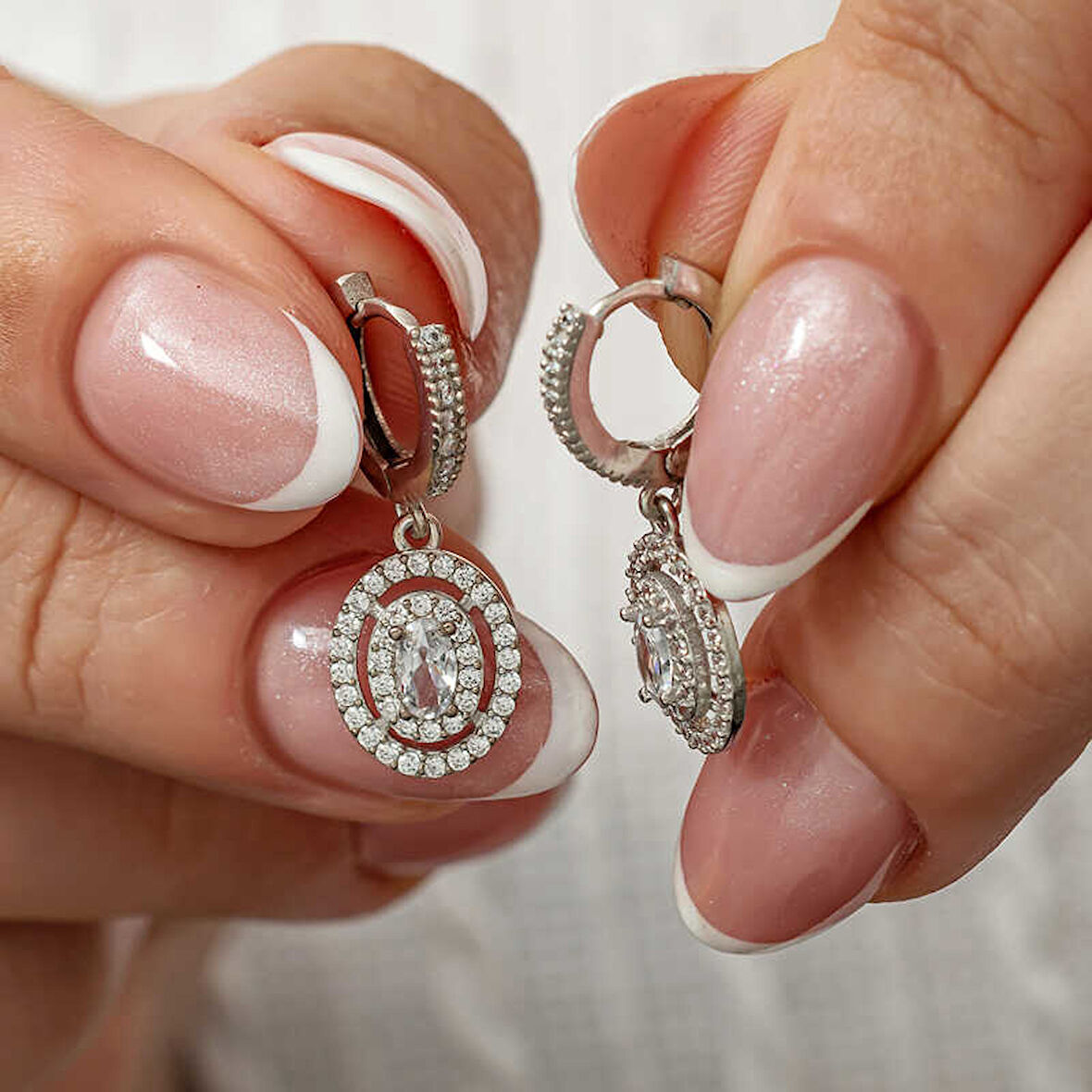 KENPAZAR Gümüş Oval Taşlı Sallantılı Küpe
